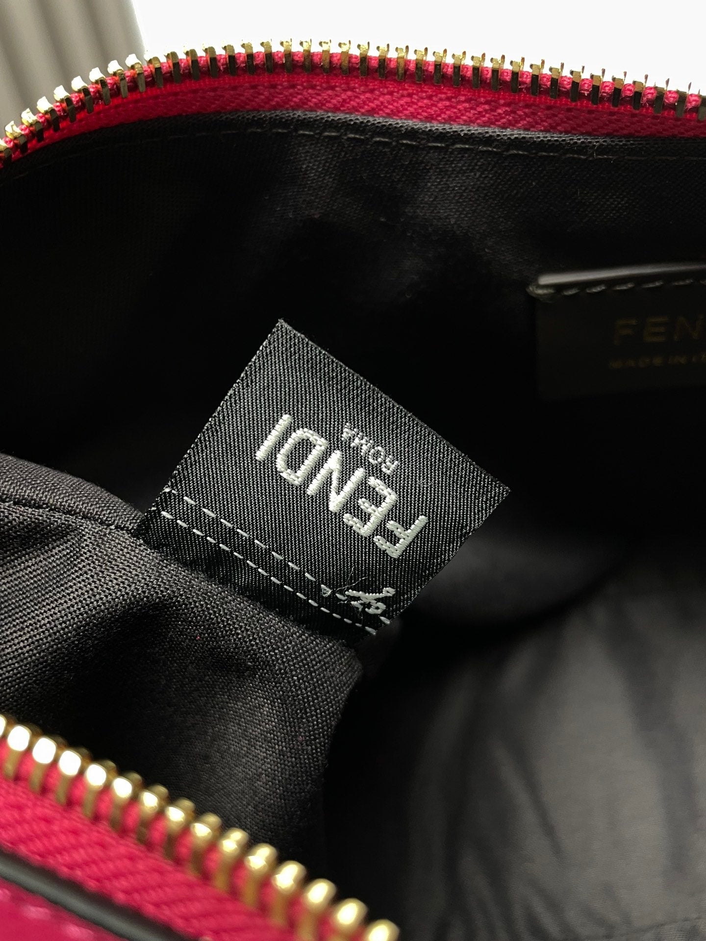 Luxury FendiFENDIGRAPHY MEDIUM 29 IN BRIGHT PINK SMOOTH LAMBSKIN GOLD HARDWARE