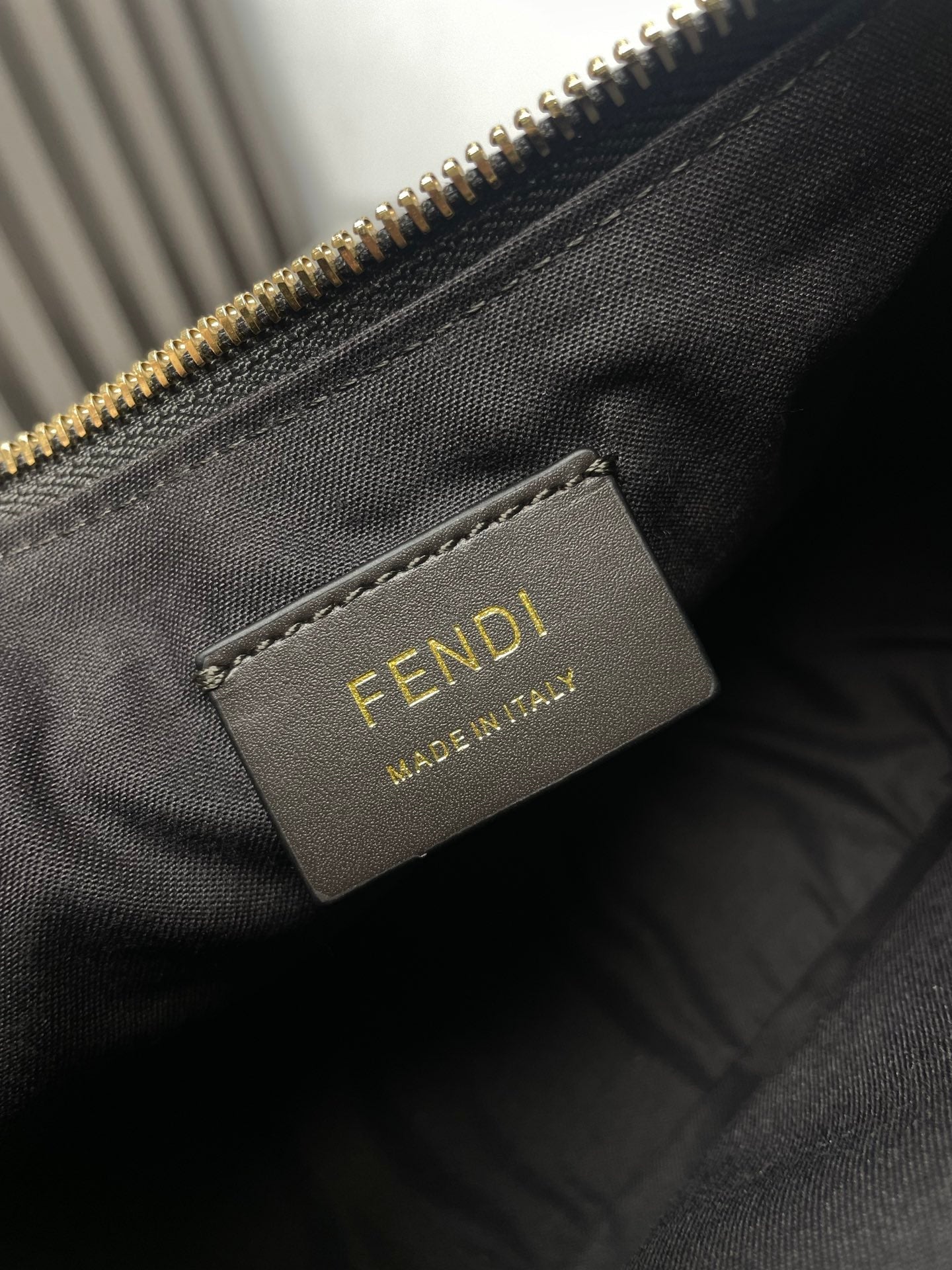 Luxury FendiFENDIGRAPHY MEDIUM 29 IN BLACK SMOOTH LAMBSKIN GOLD HARDWARE