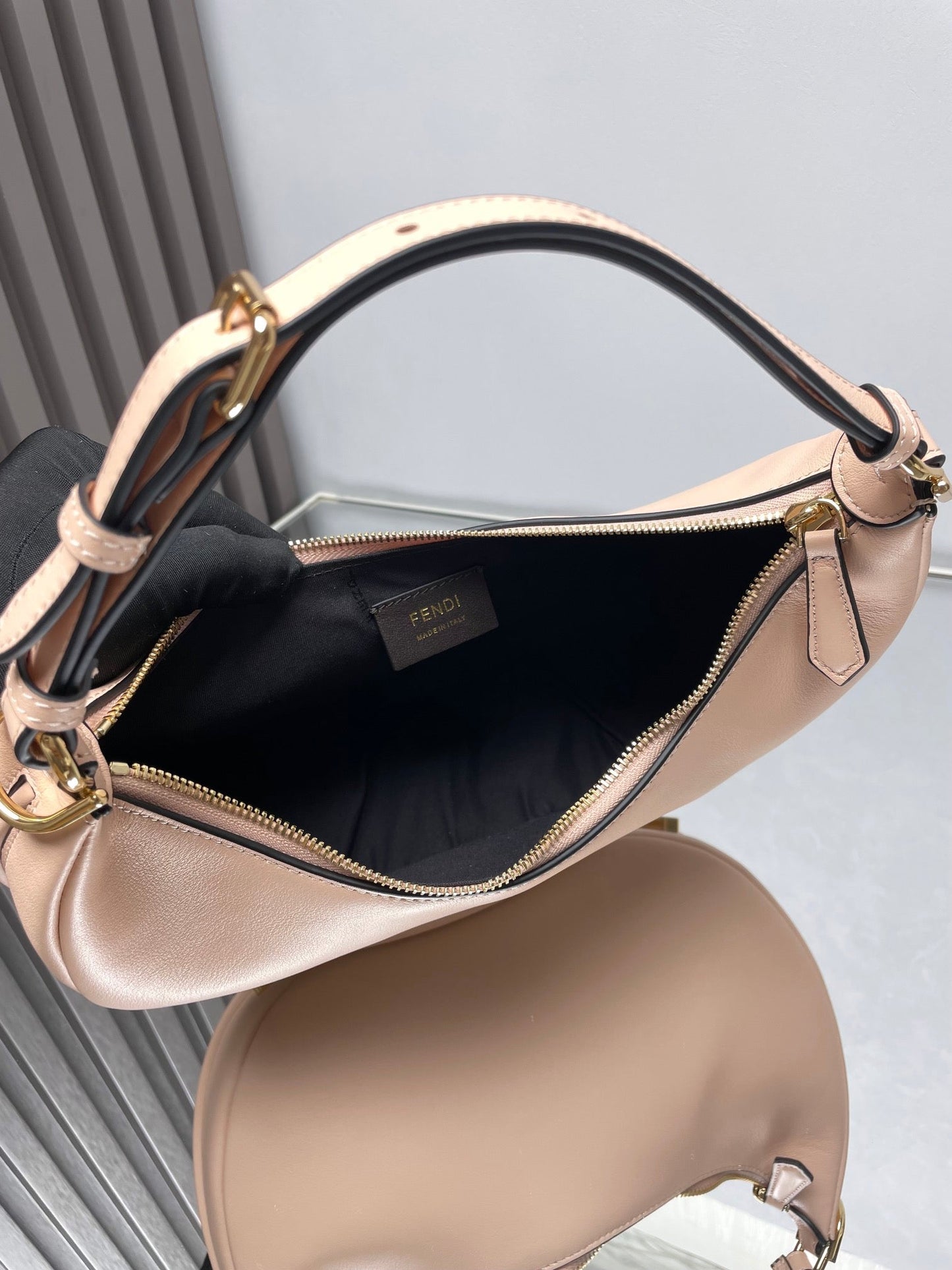 Luxury FendiFENDIGRAPHY MEDIUM 29 IN BISQUE SMOOTH LAMBSKIN GOLD HARDWARE
