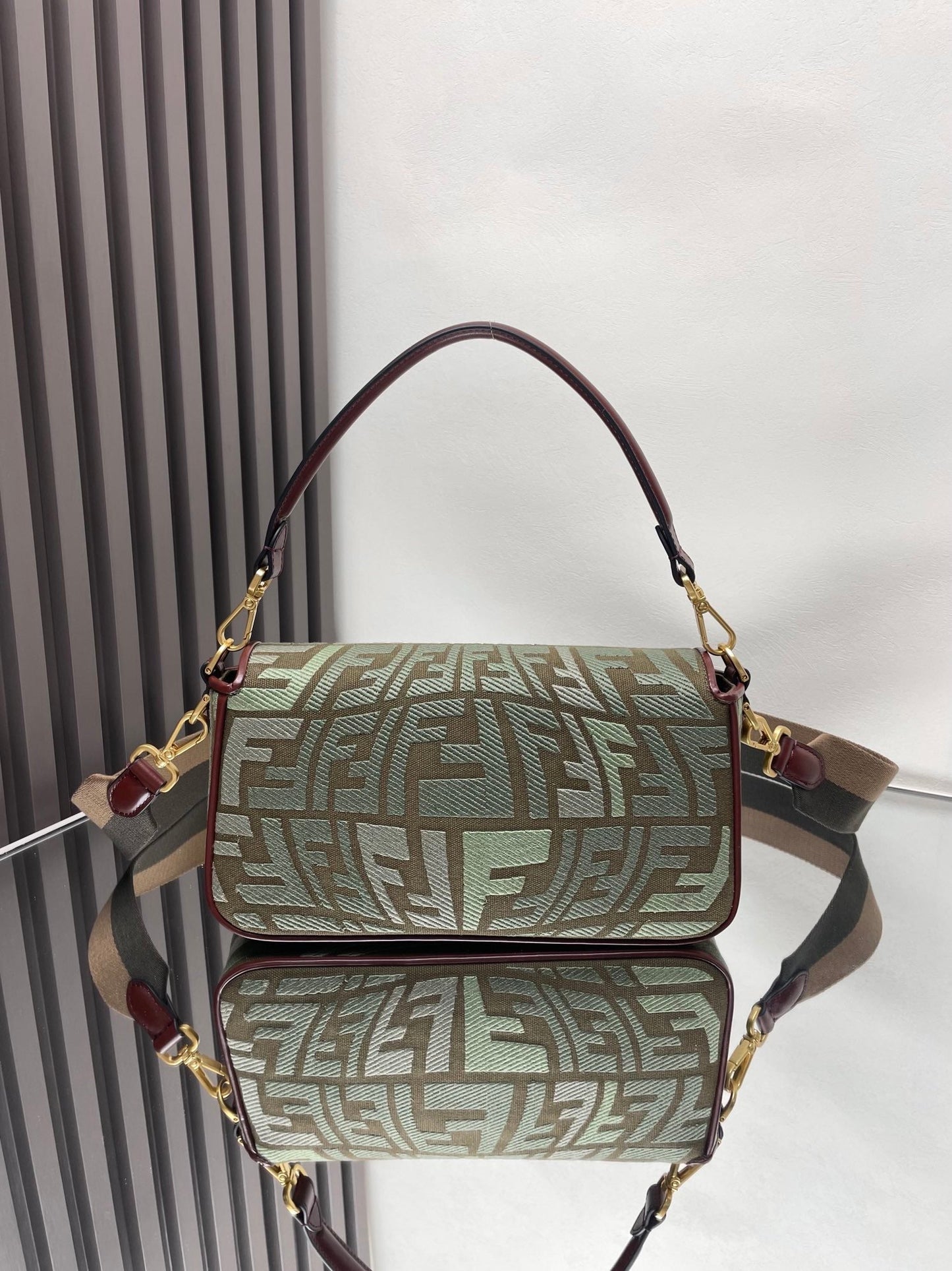 Luxury FendiFend Baguette 27 Bag Embroidered Green Canvas Ghw