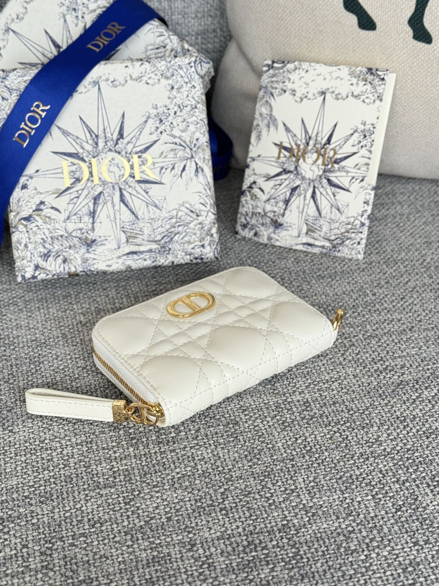 Luxury DiorLogo Caro 11cm Compact Wallet White Calfskin