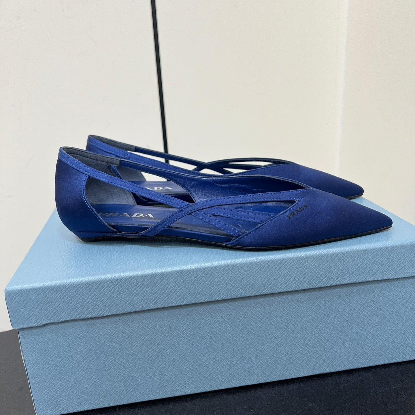 Luxury PradaCUT-OUT BALLERINAS IN NAVY BLUE SATIN