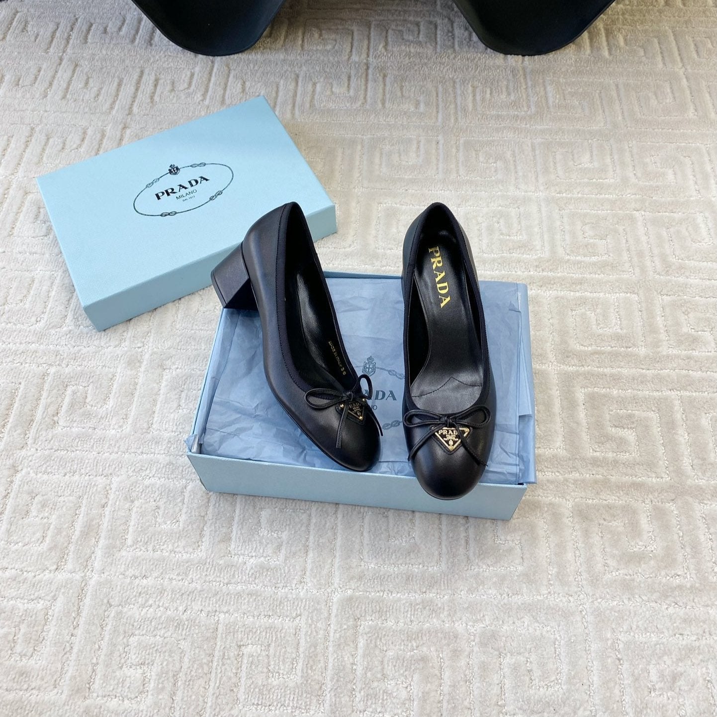 Luxury PradaBALLERINA PUMPS WITH TRIANGLE LOGO AND BOW IN BLACK CALFSKIN