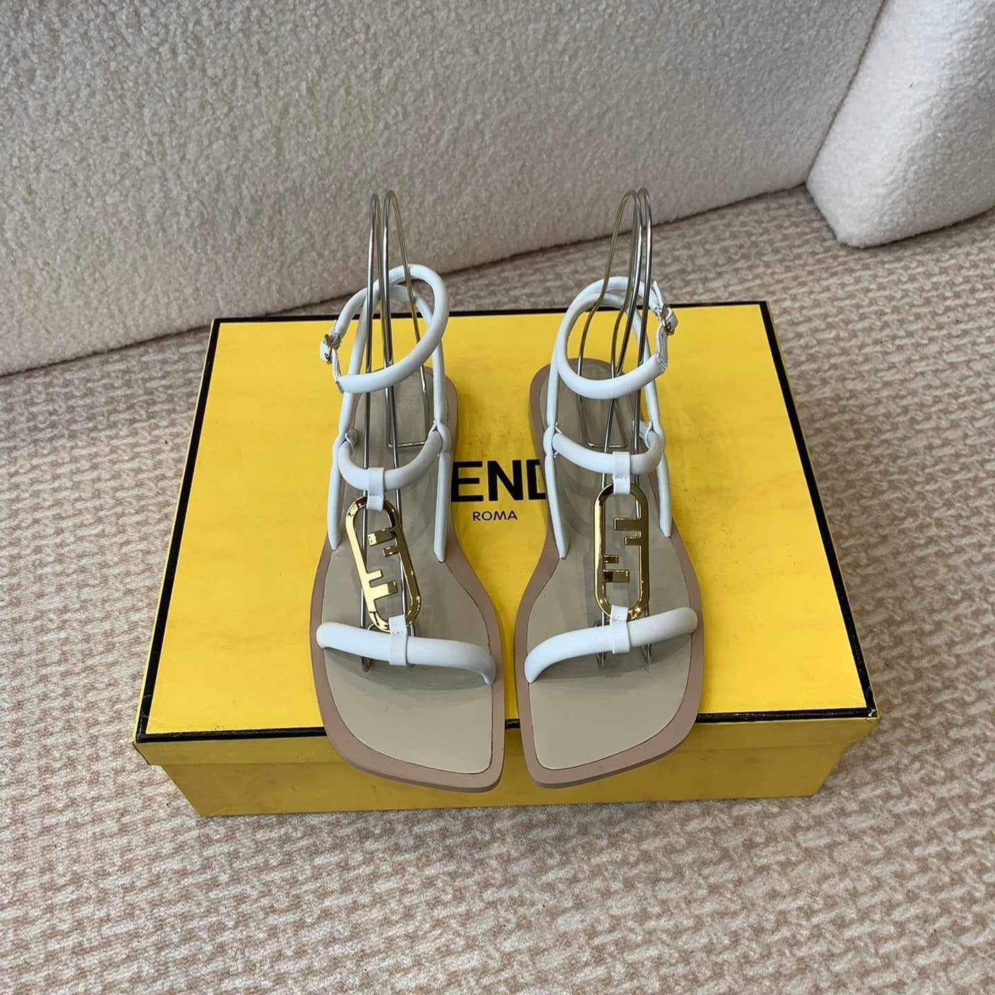 Luxury FendiLuxury FendiO'LOCK THONG SANDAL WHITE CALFSKIN WITH GOLD HARDWARE