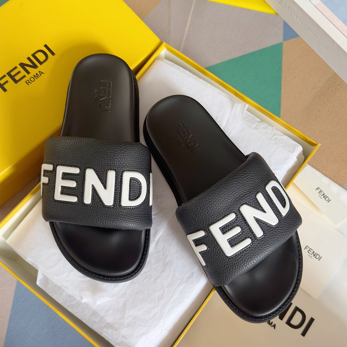 Luxury FendiLuxury FendiROMA SLIDE IN BLACK GRAINED CALFSKIN WITH WHITE LOGO