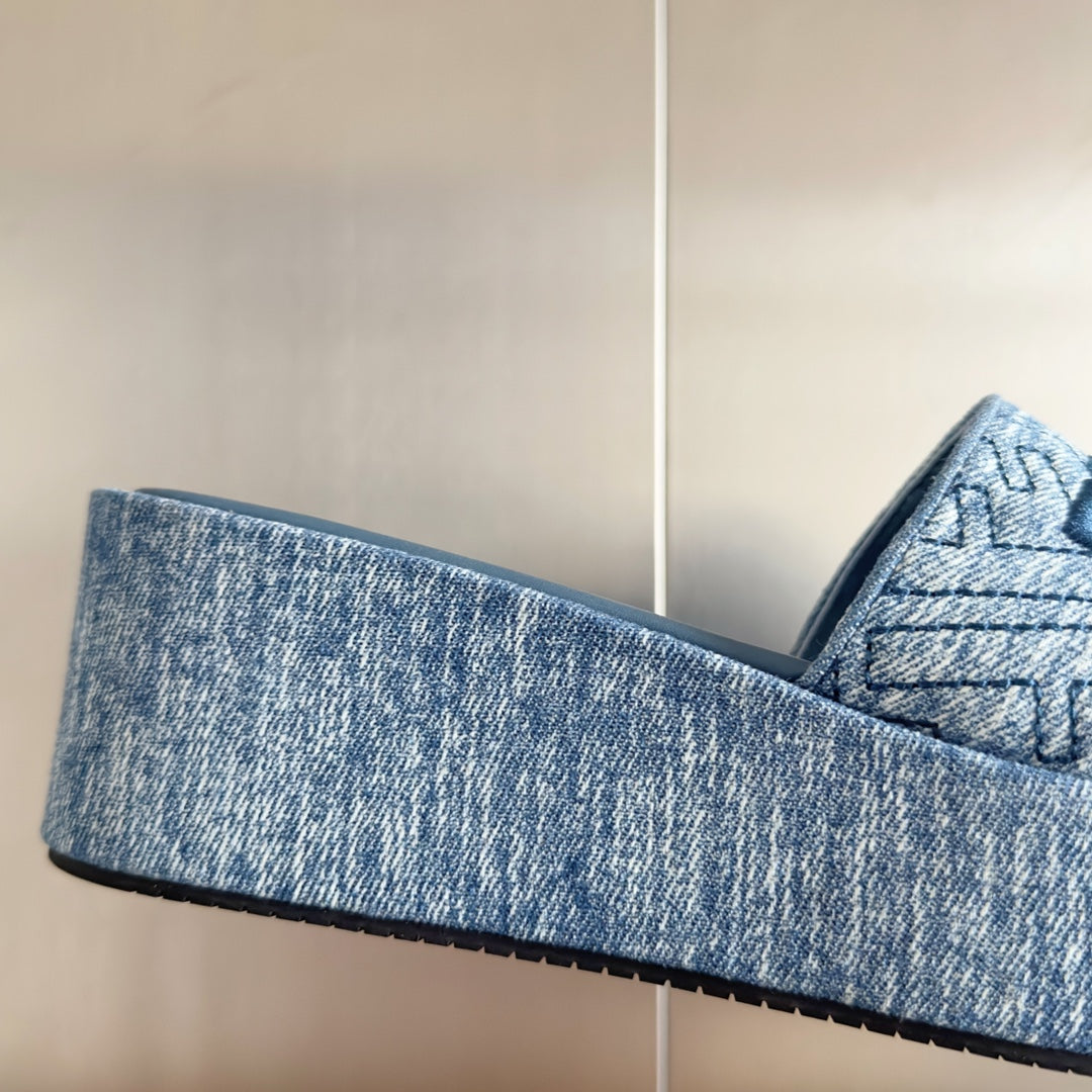 Luxury FendiFF Monogram Sunshine 65 Blue Sky Fabric Slide
