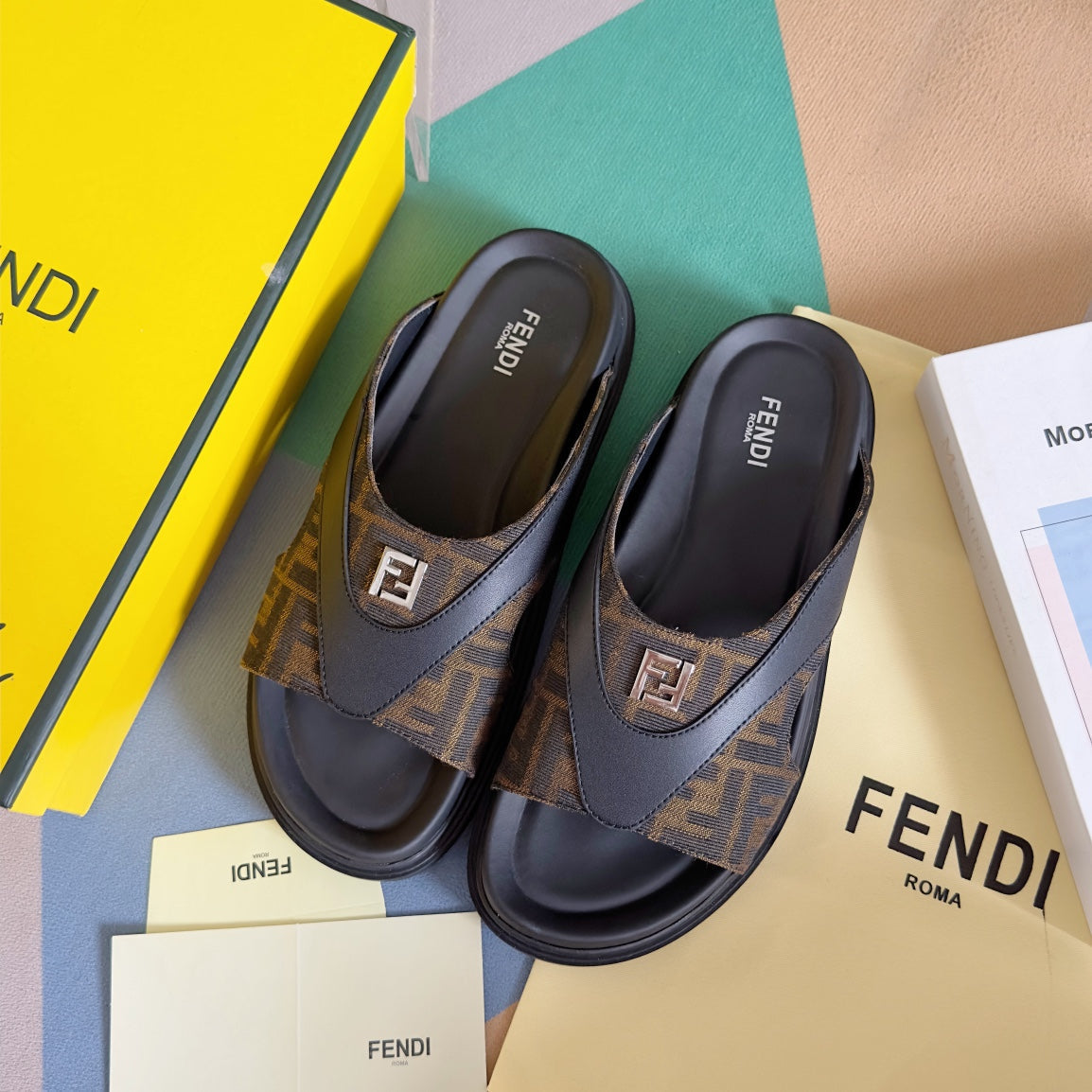 Luxury FendiLuxury FendiDIAGONAL ONE-STRAP SLIDE IN BLACK MIX BROWN MONOGRAM CALFSKIN