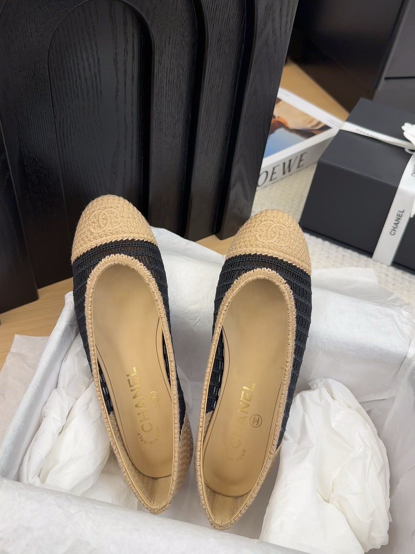 Luxury Chanel 25 Ballet Flat Beige Black Raffia