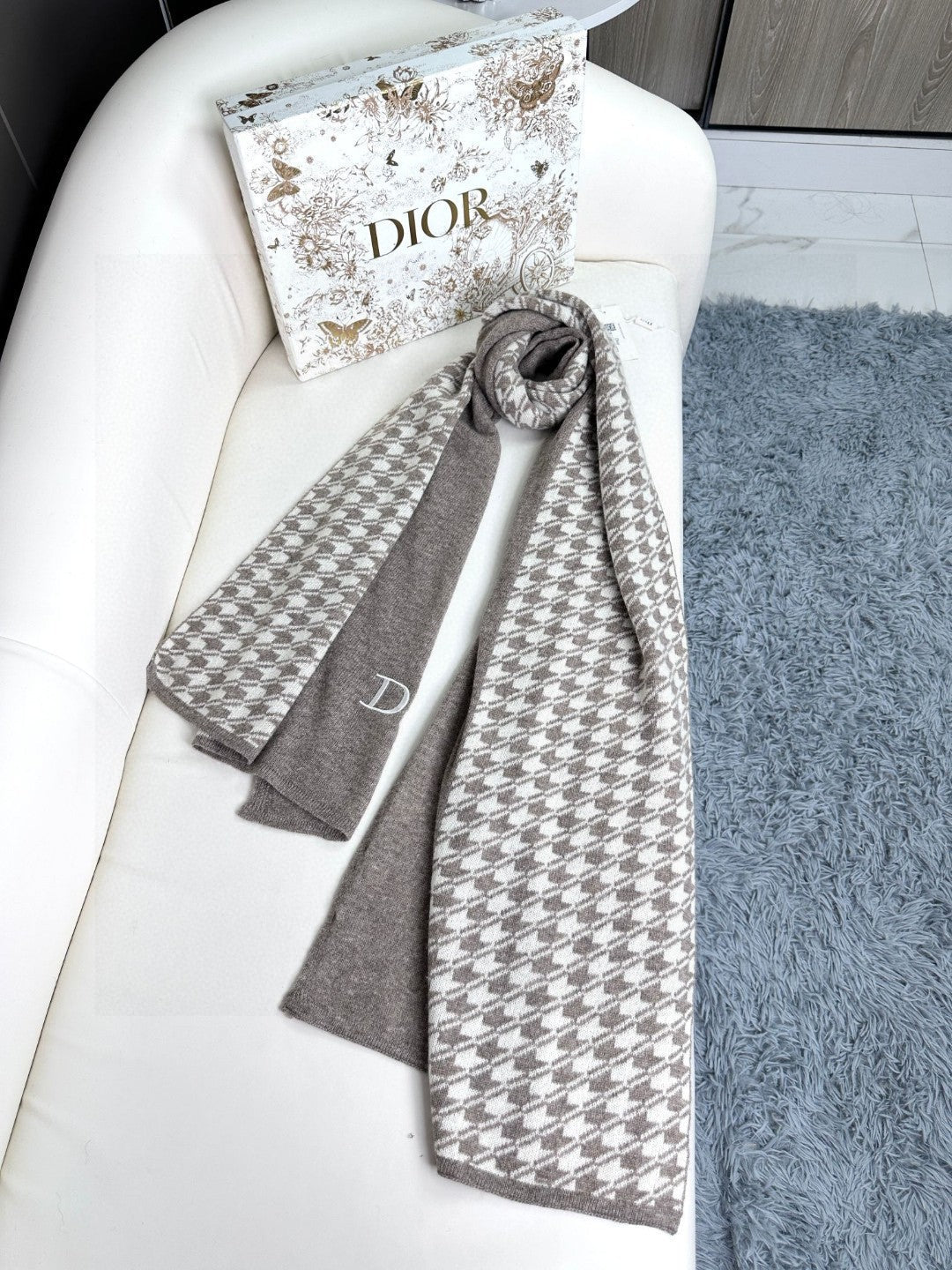 Luxury DiorSCARF 190 CM IN KHAKI BEIGE MIX WHITE CARO CASHMERE 388125