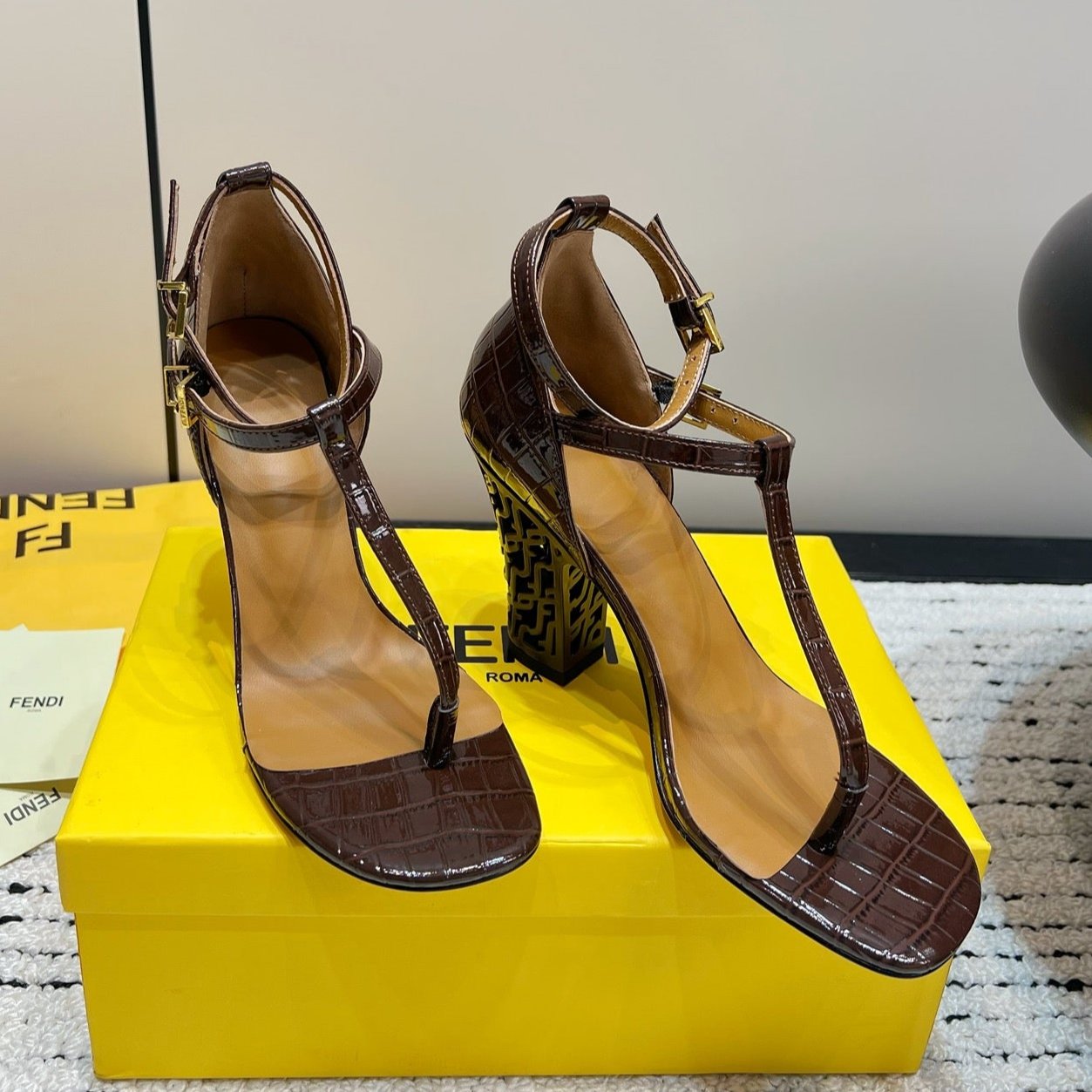 Luxury FendiLuxury FendiHIGH-HEELED 10 CM IN CHESTNUT BROWN GLOSSY LAMBSKIN WITH GOLD HARDWARE