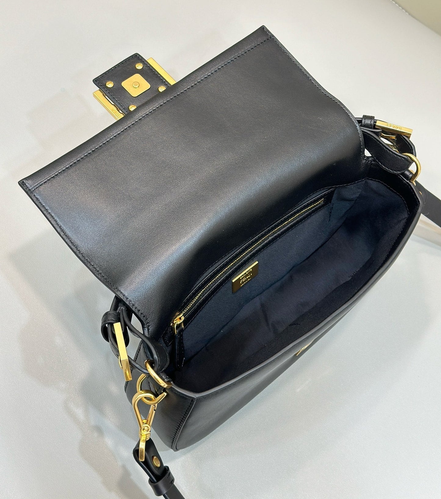 Luxury FendiBAGUETTE 27 IN BLACK SMOOTH CALFSKIN GOLD HARDWARE