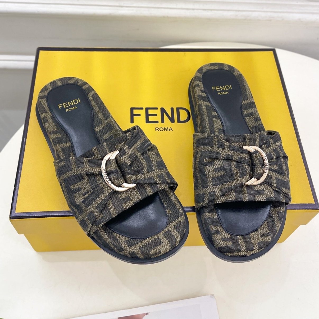 Luxury FendiLuxury FendiFLAT SLIPPER IN CEDAR BROWN MIX BLACK MONOGRAM JACQUARD FABRIC WITH GOLD HARDWARE