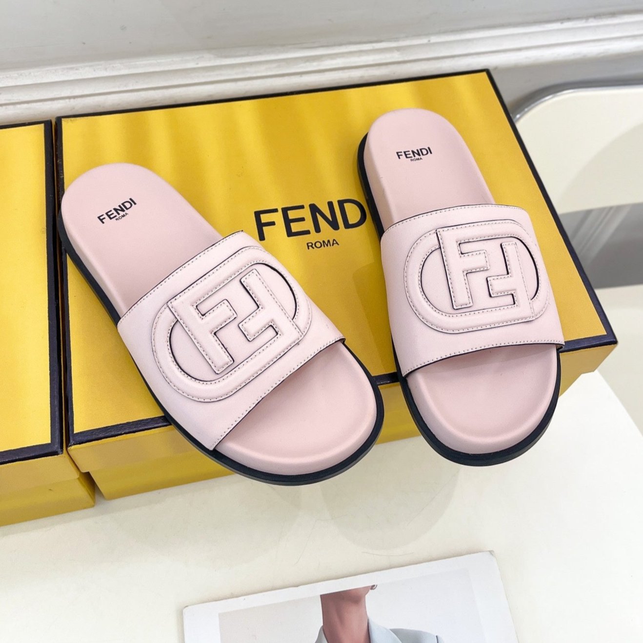 Luxury FendiLuxury FendiLOGO SLIDES IN LIGHT PINK CALFSKIN
