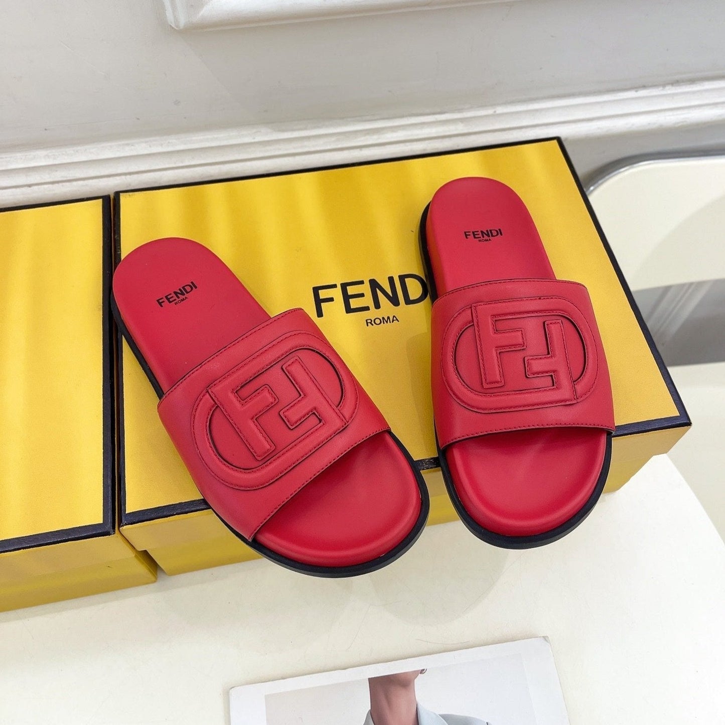 Luxury FendiLuxury FendiLOGO SLIDES IN CHERRY RED CALFSKIN