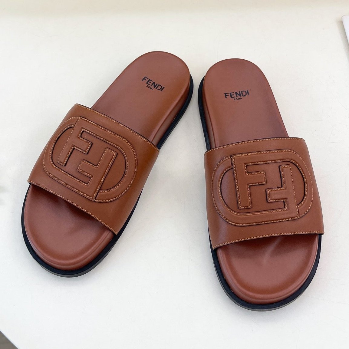 Luxury FendiLuxury FendiLOGO SLIDES IN SYRUP BROWN CALFSKIN
