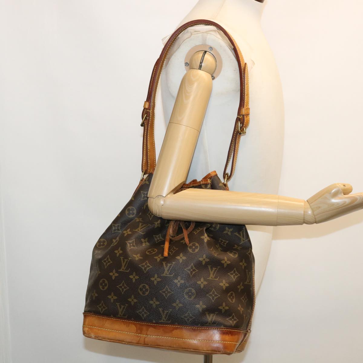 LOUIS VUITTON Monogram Noe Shoulder Bag M42224 LV jk2597
