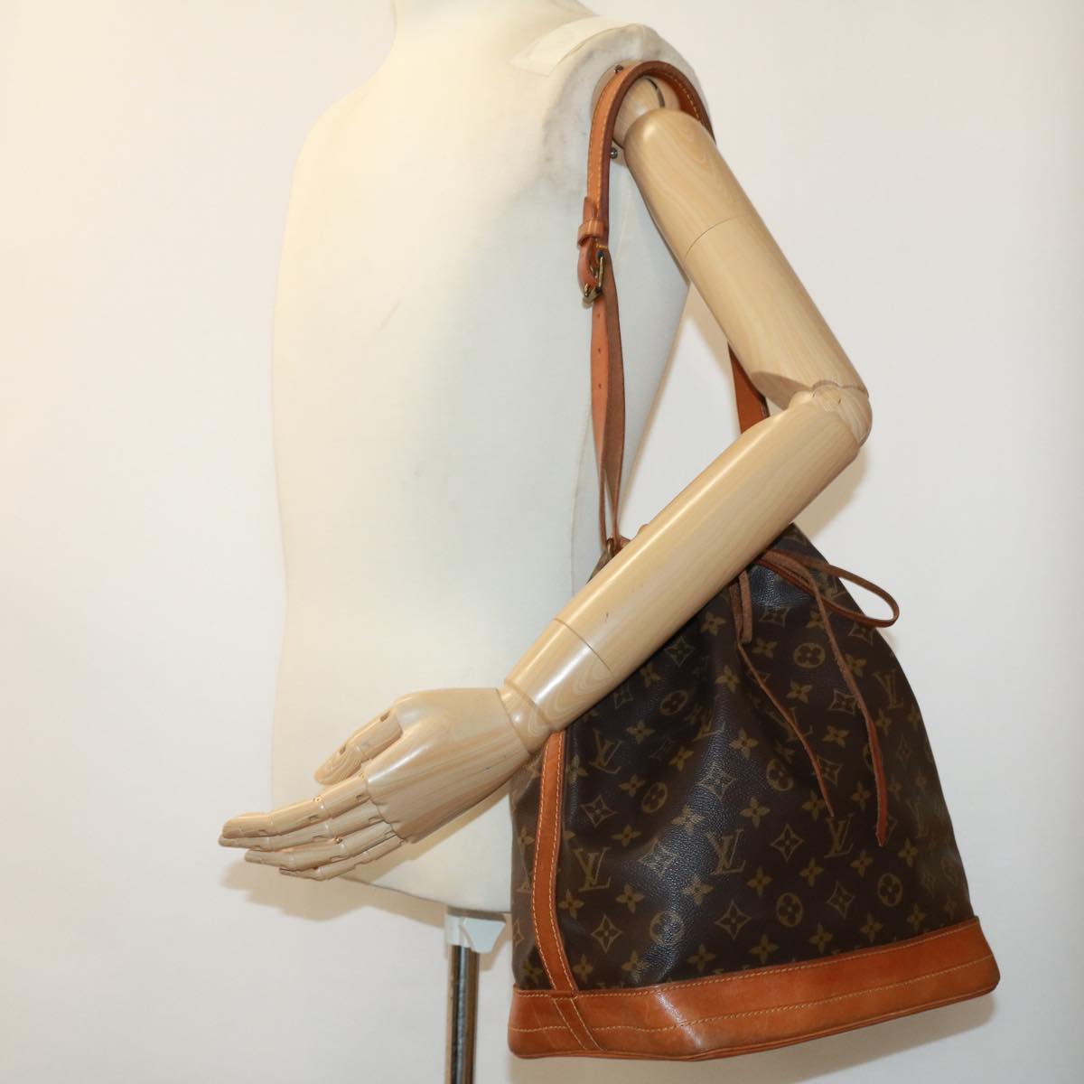 LOUIS VUITTON Monogram Noe Shoulder Bag M42224 LV jk2866