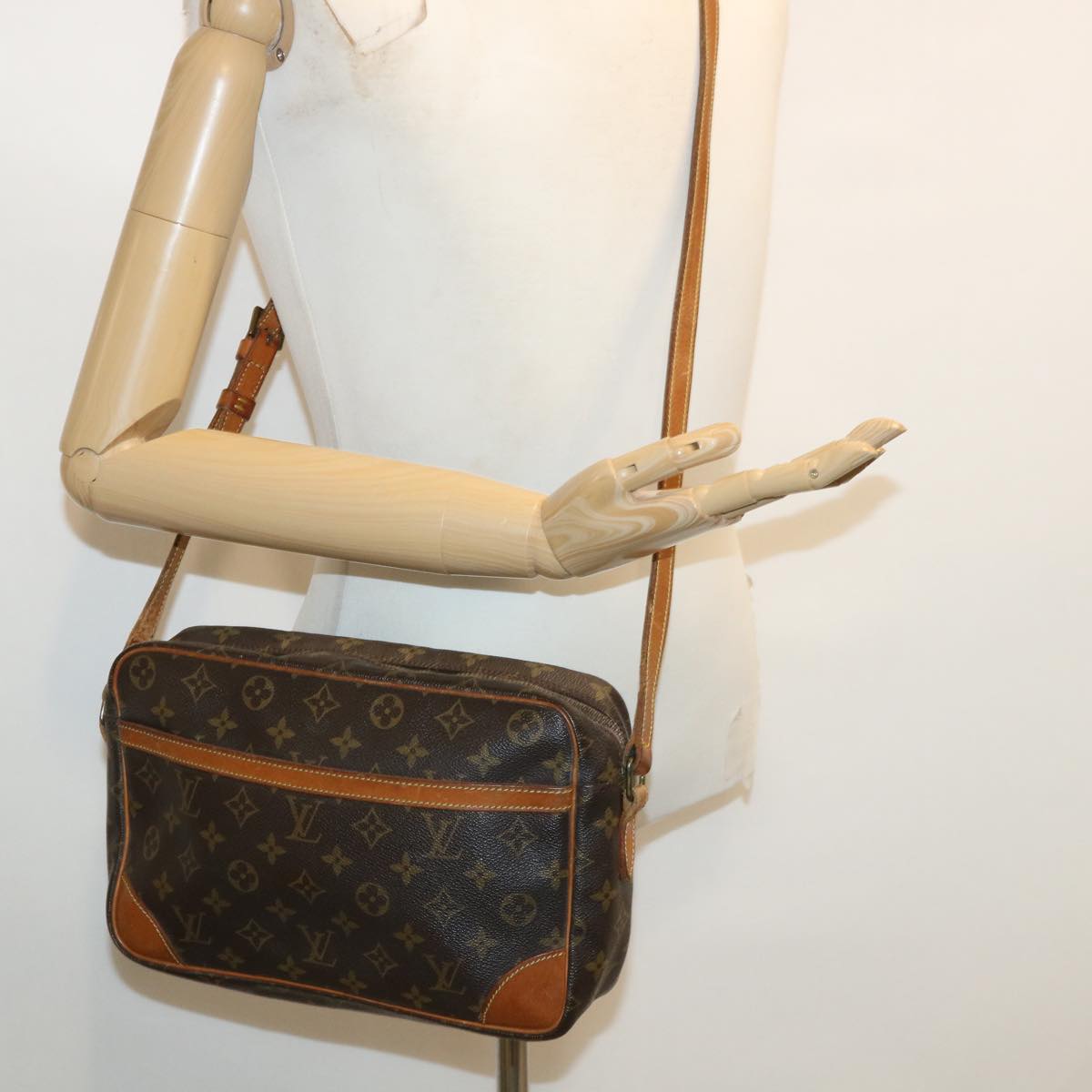 LOUIS VUITTON Monogram Trocadero 27 Shoulder Bag L042 LV ki2602