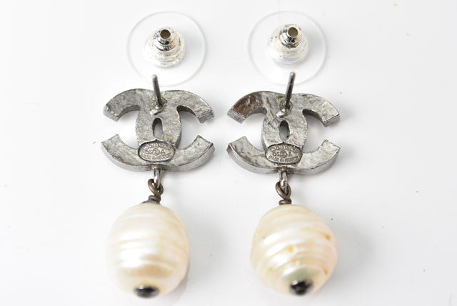 Chanel CC Motif Swing Pearl Earrings Silver/White