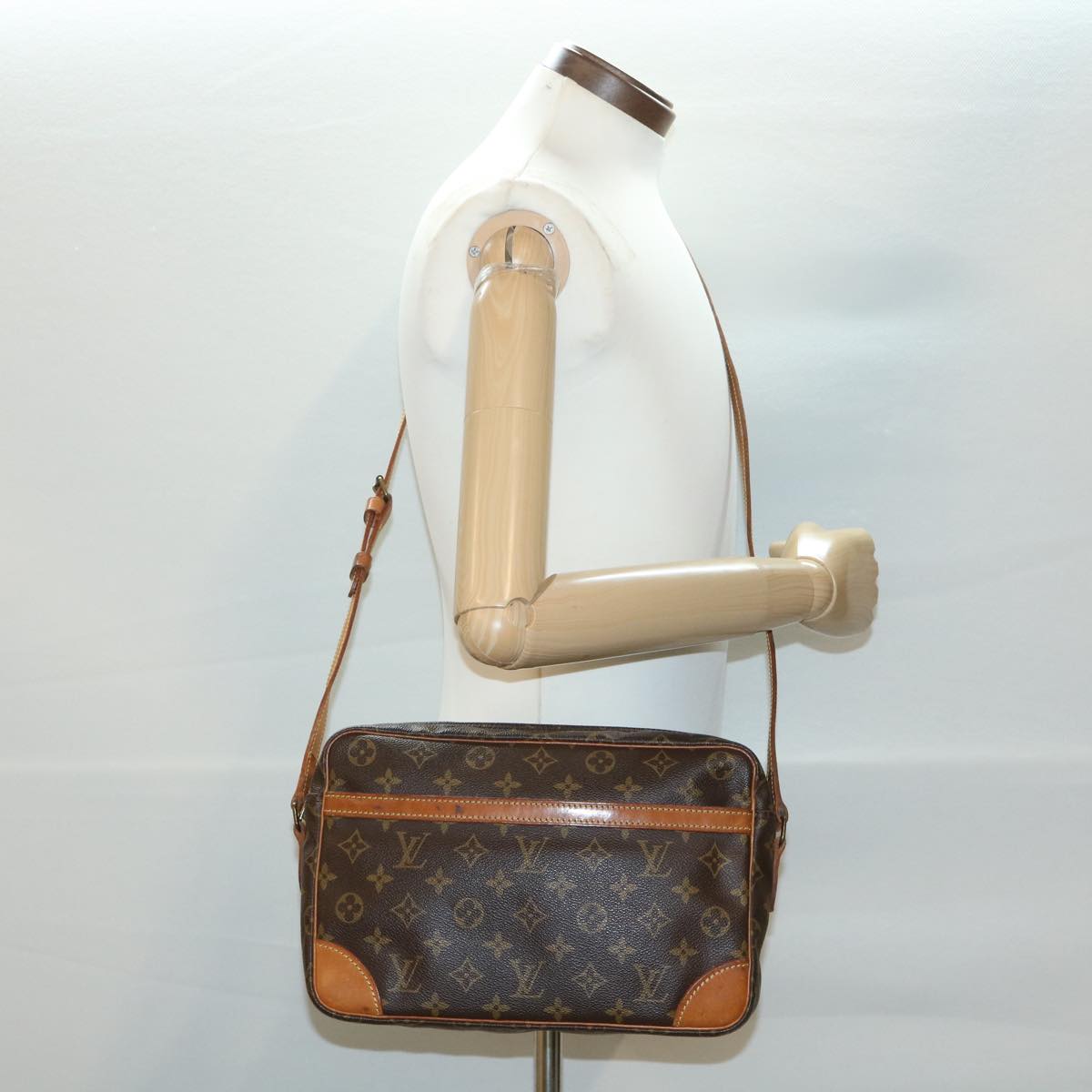 LOUIS VUITTON Monogram Trocadero 30 Shoulder Bag M51272 LV ro644