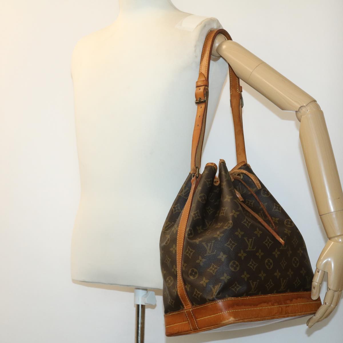LOUIS VUITTON Monogram Noe Shoulder Bag M42224 LV rt046