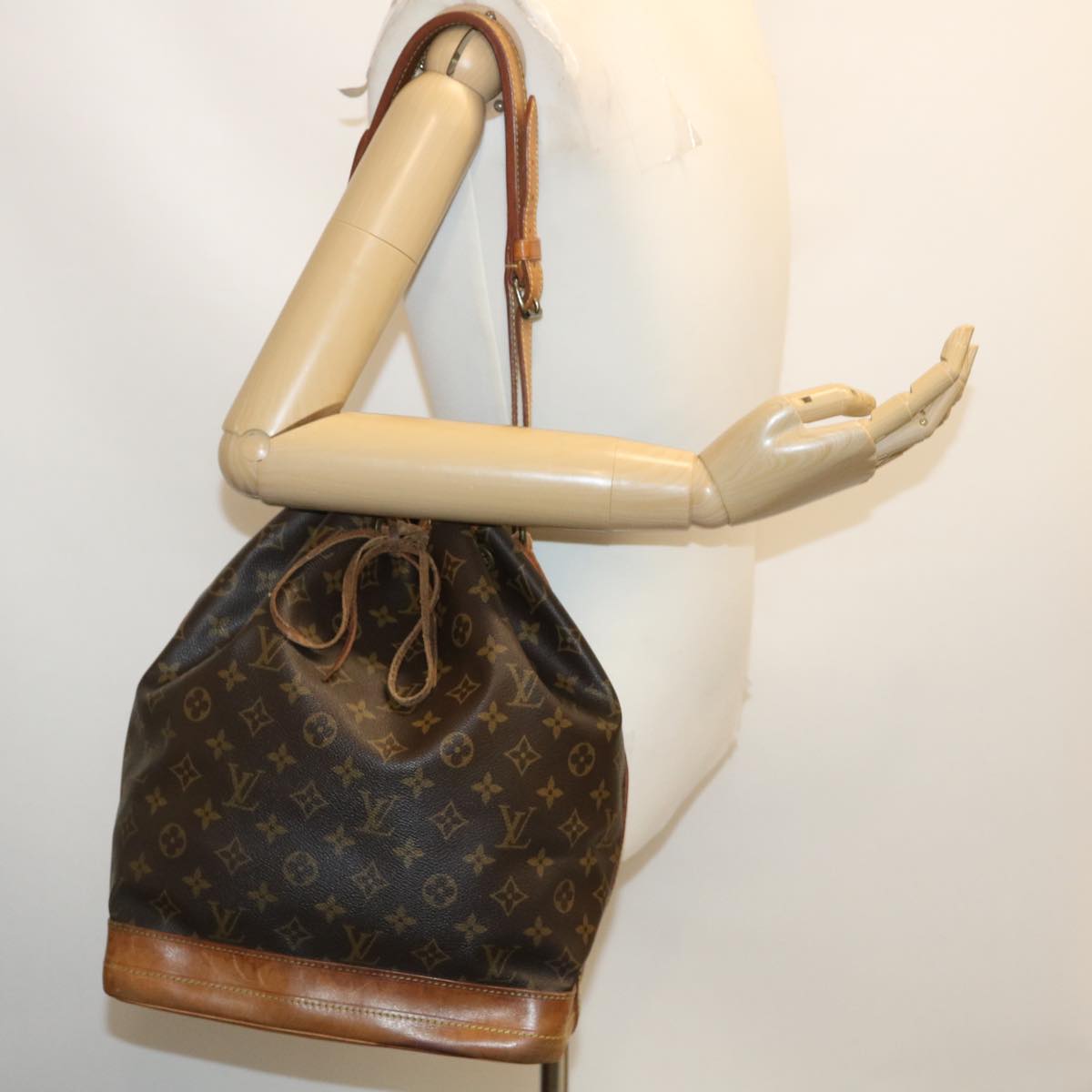 LOUIS VUITTON Monogram Noe Shoulder Bag M42224 LV rz327