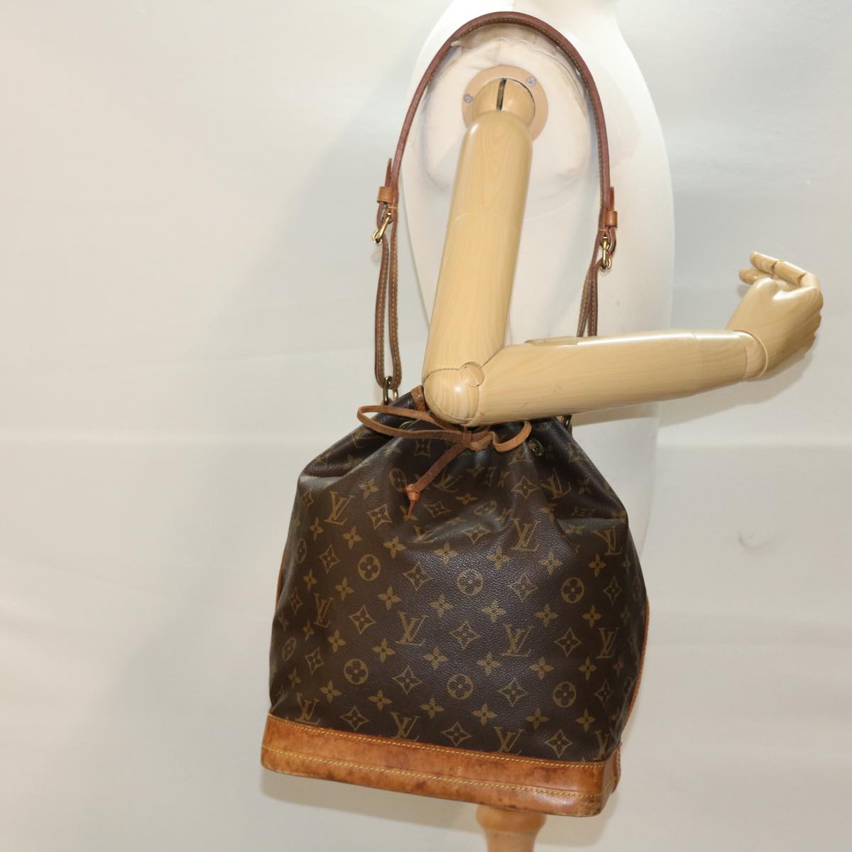 LOUIS VUITTON Monogram Noe Shoulder Bag M42224 LV th3702