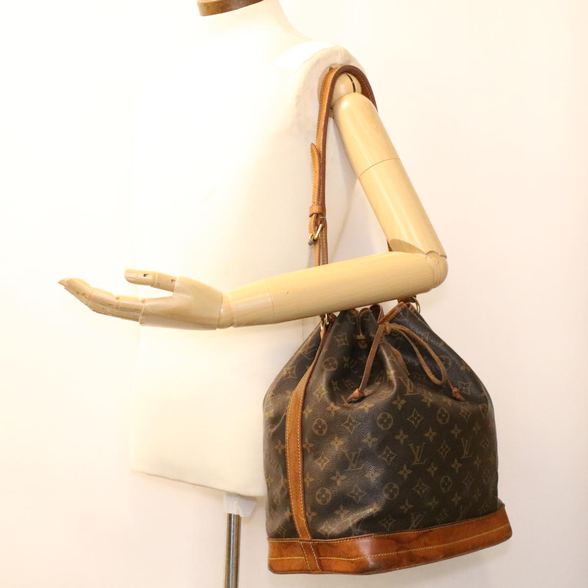 LOUIS VUITTON Monogram Noe Shoulder Bag M42224 LV tp640