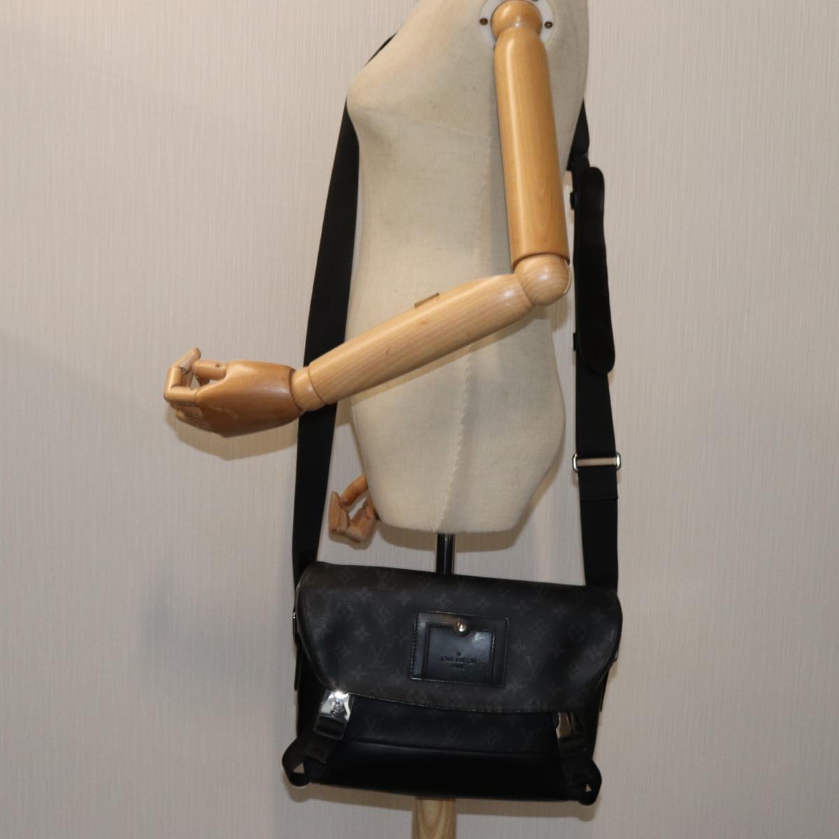 LOUIS VUITTON Monogram Eclipse Messenger Voyage PM Bag M40511 LV yk11672
