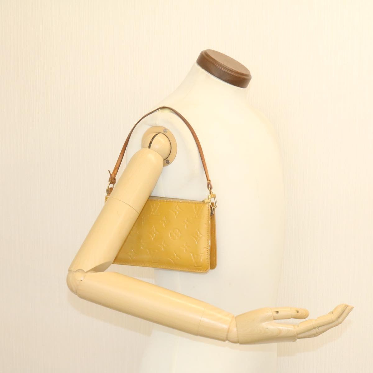 LOUIS VUITTON Monogram Vernis Lexington Pouch Beige M91010 LV yk2051