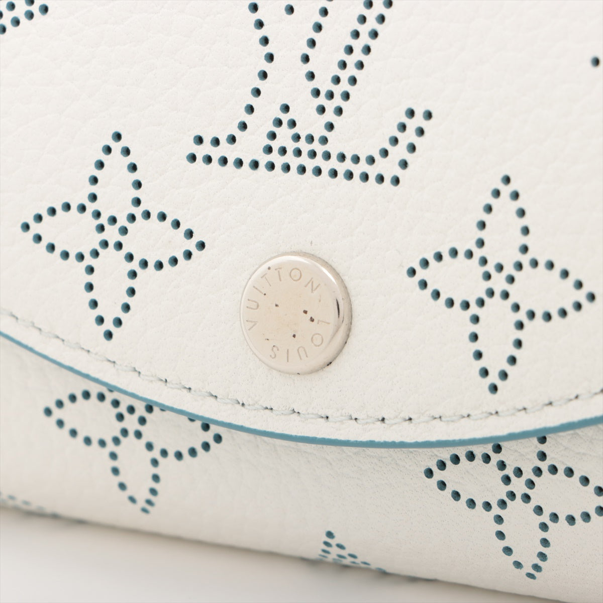 Louis Vuitton Machina Portfolio Yulis Compact M69213 Snow Compact Wallet