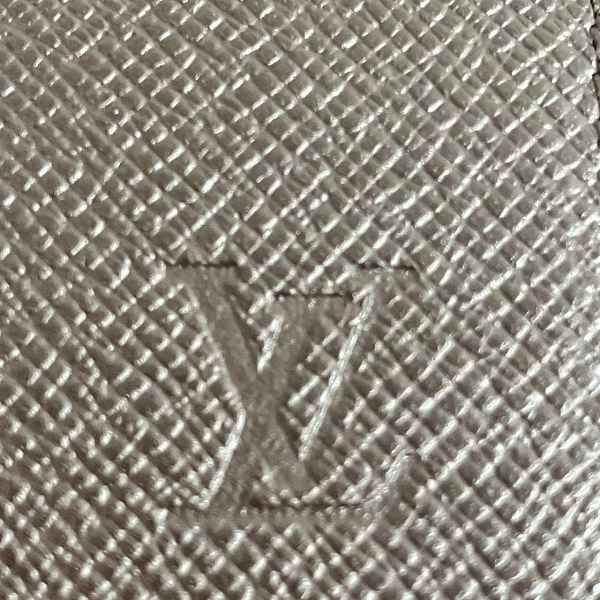 Louis Vuitton Taiga Leather Card Case MB0072A