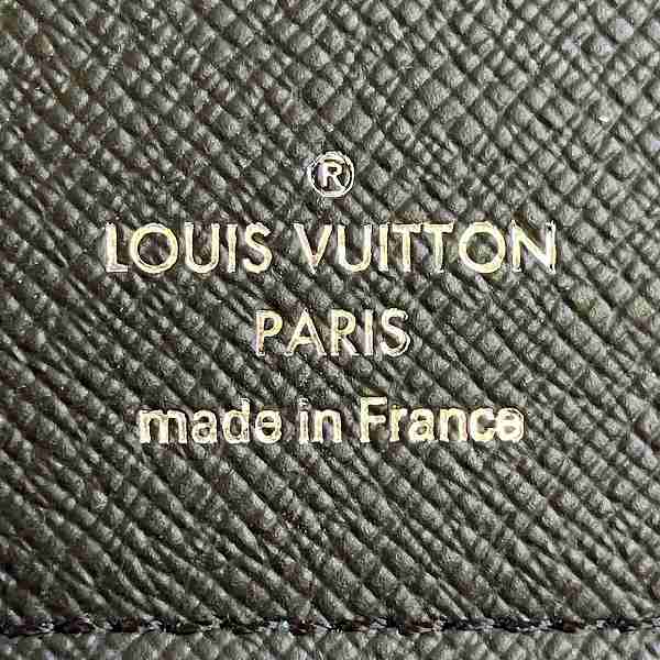 Louis Vuitton Taiga Portefeuille Plaza Wallet