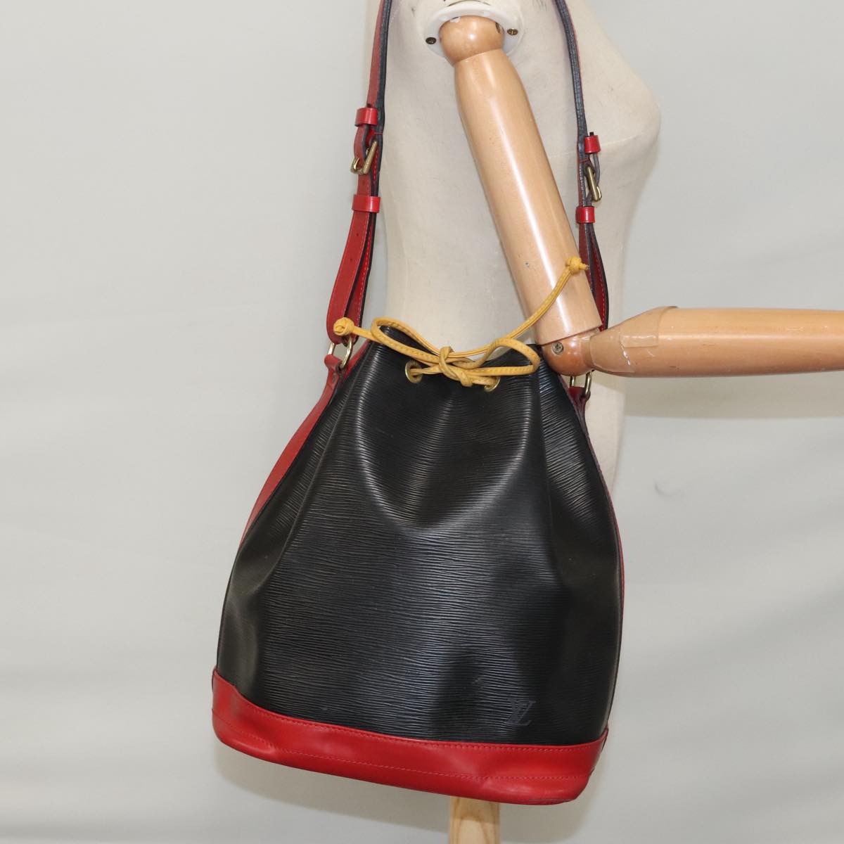 LOUIS VUITTON Epi Noe Shoulder Bag Bicolor Black Red M44017 LV 107678