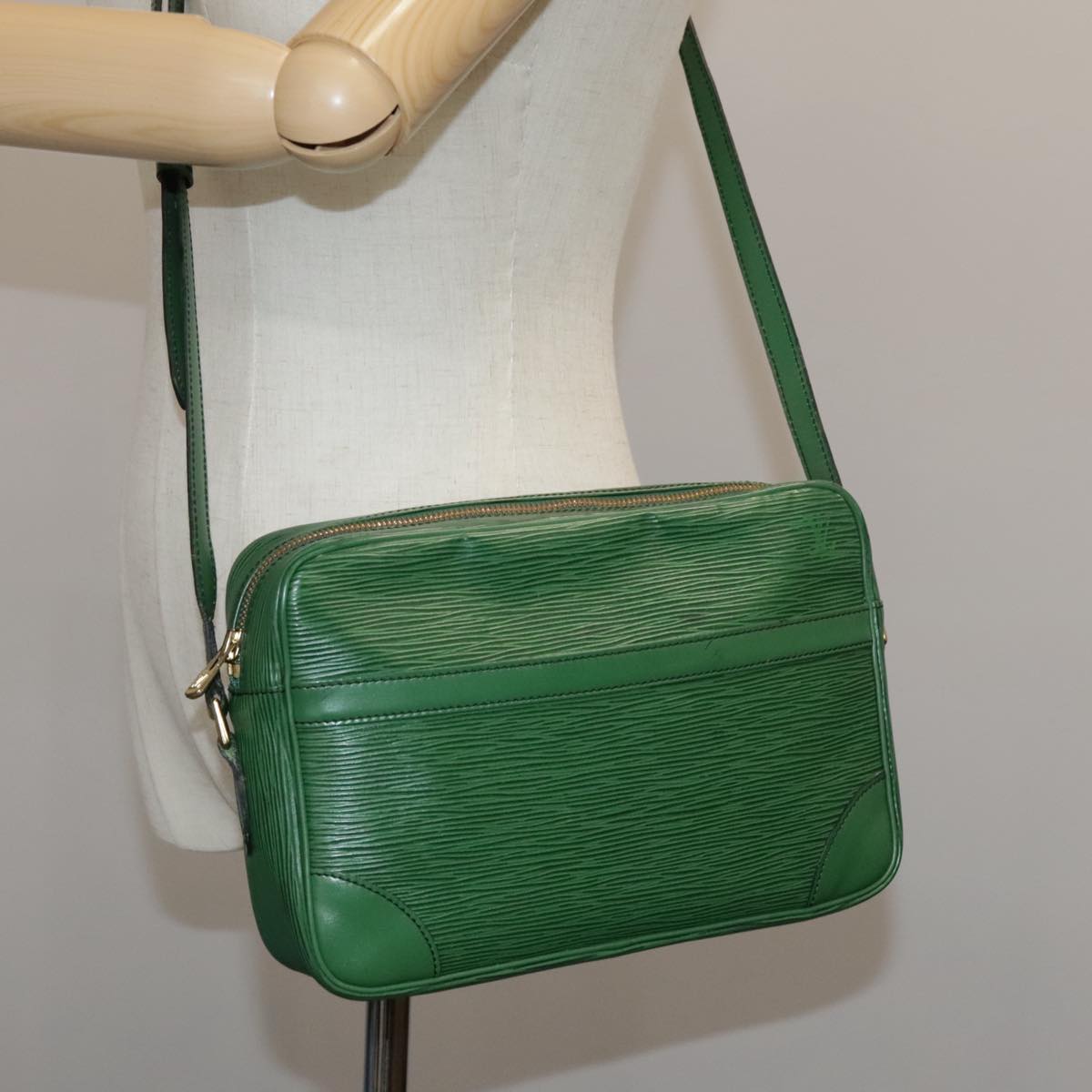 LOUIS VUITTON Epi Trocadero 27 Shoulder Bag Green M52314 LV 107684