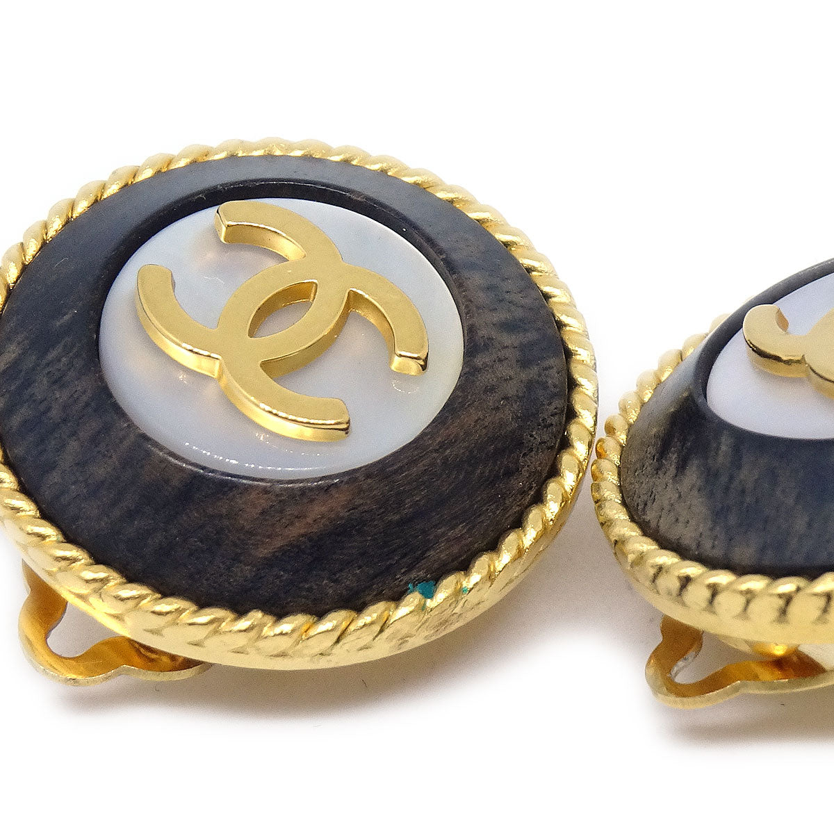 Luxury Chanel 1995 Mother-of-pearl Rope Edge Earrings Clip-On
