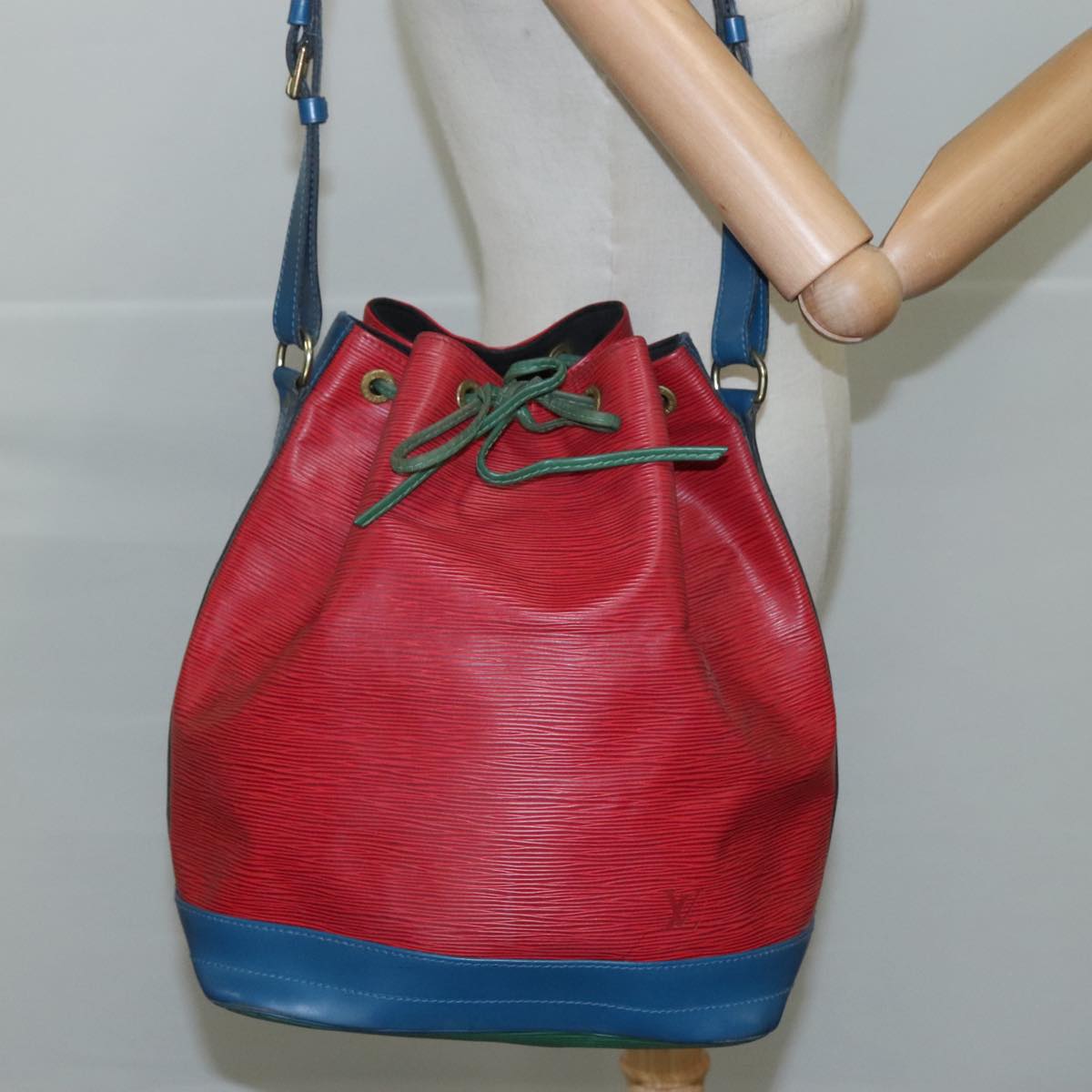 LOUIS VUITTON Epi Noe Shoulder Bag Bicolor Red Blue M44084 LV 110652
