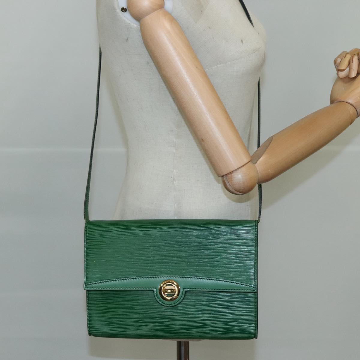LOUIS VUITTON Epi Pochette Arche Shoulder Bag Green M52574 LV 110655
