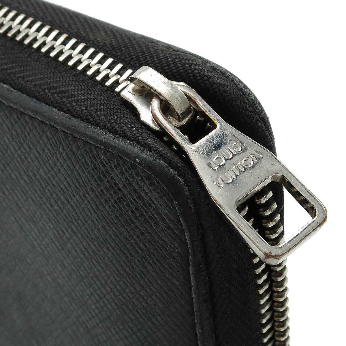 Louis Vuitton Taiga Zippy Organizer Travel Case Wallet