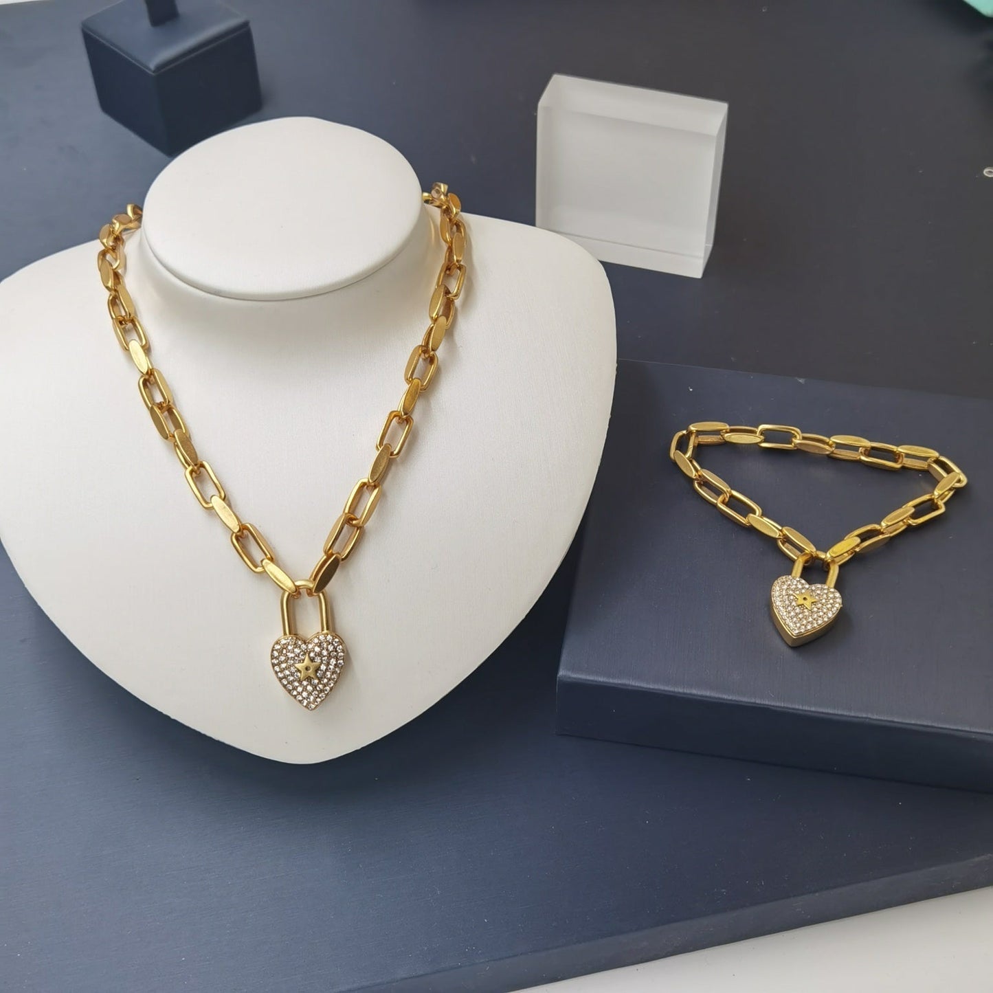 Luxury DiorHEART PADLOCK NECKLACE