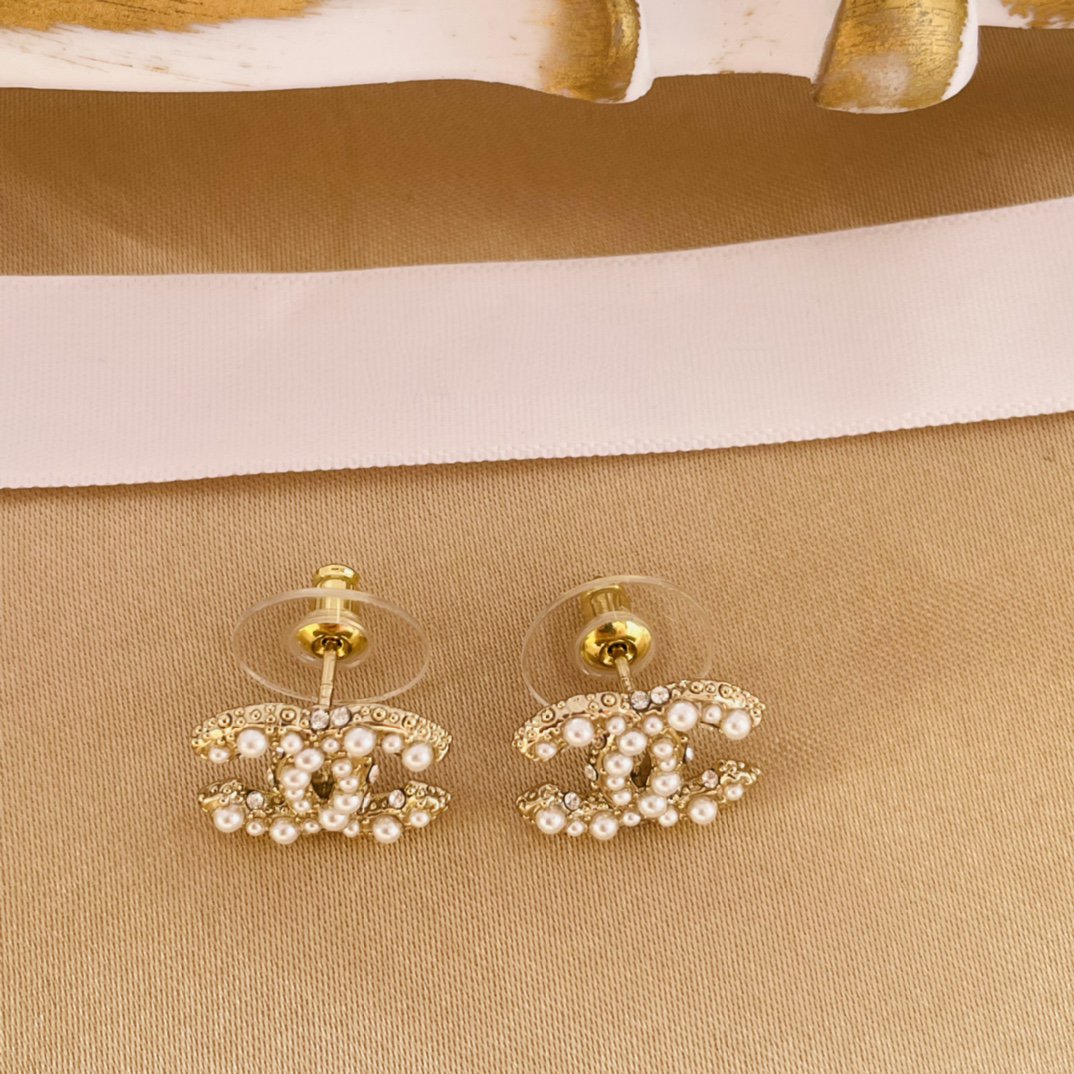 Luxury Chanel DOUBLE C MOP GOLD STUD EARRINGS