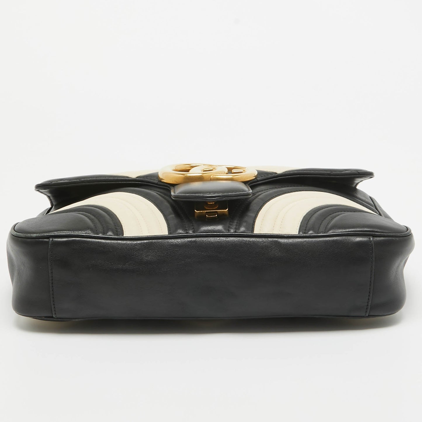Gucci /offMatelasse Leather Medium Gg Marmont Shoulder Bag