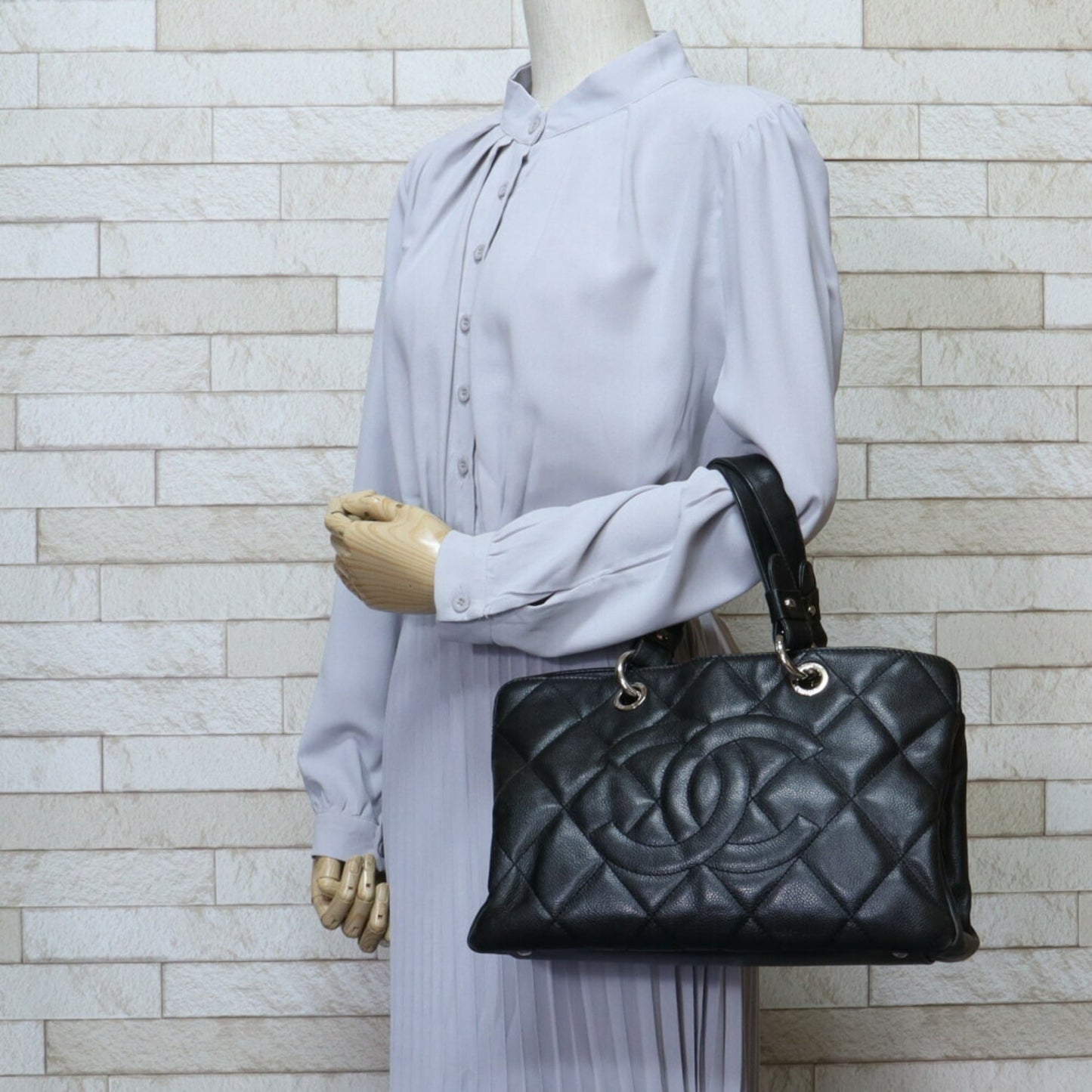 Luxury Chanel matelasse handbag caviar skin black ladies