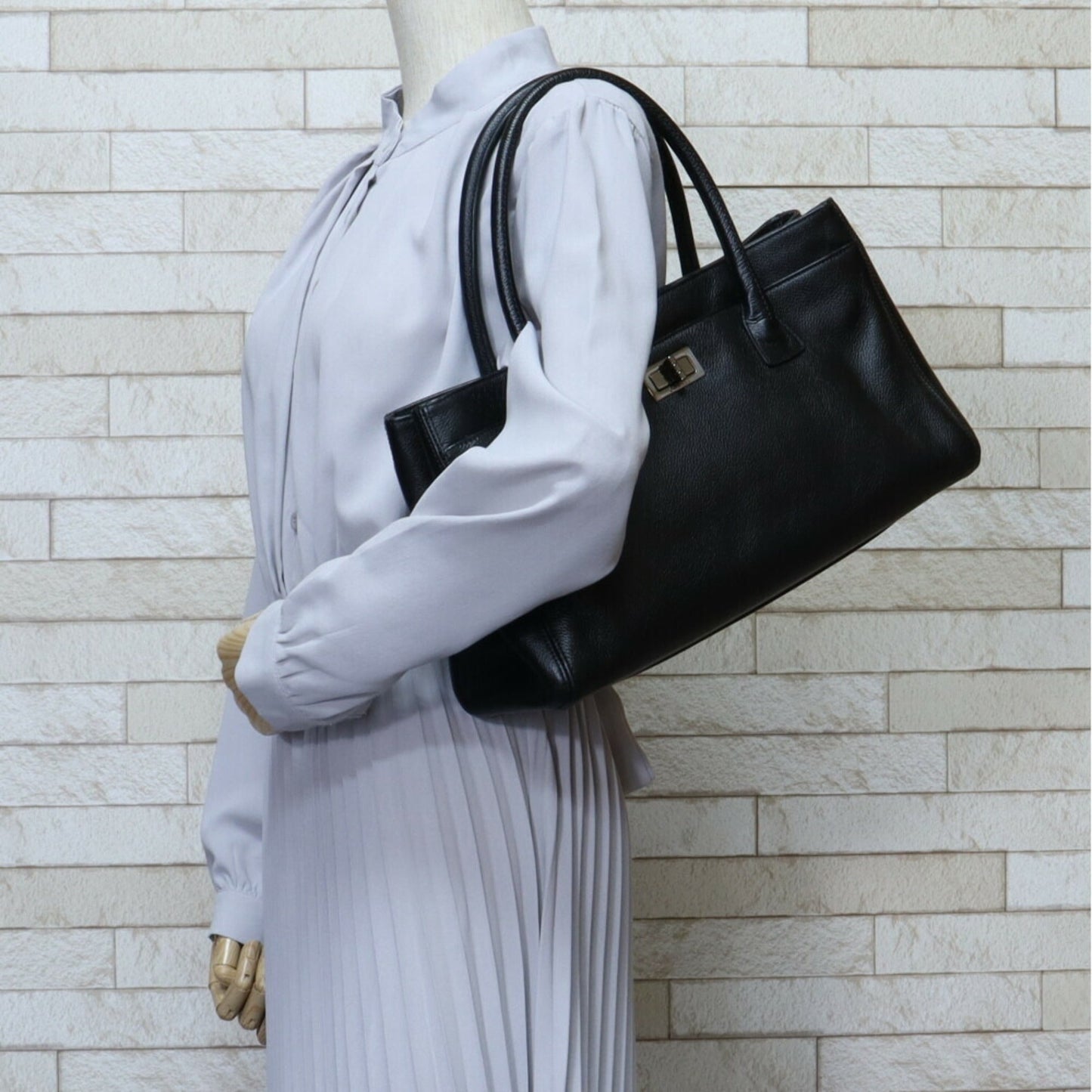 Luxury Chanel executive tote bag calf black ladies