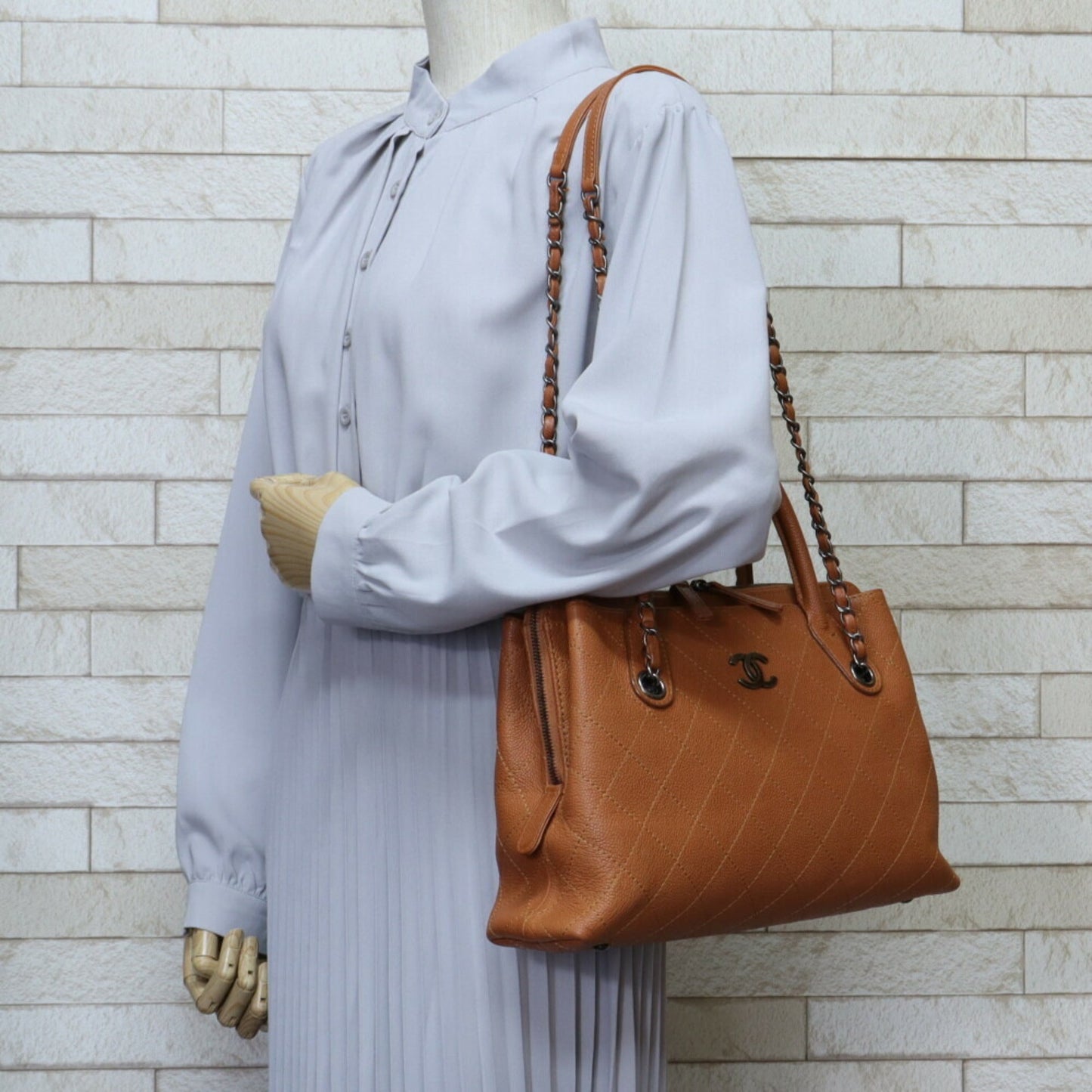 Luxury Chanel chain shoulder bag caviar skin brown ladies