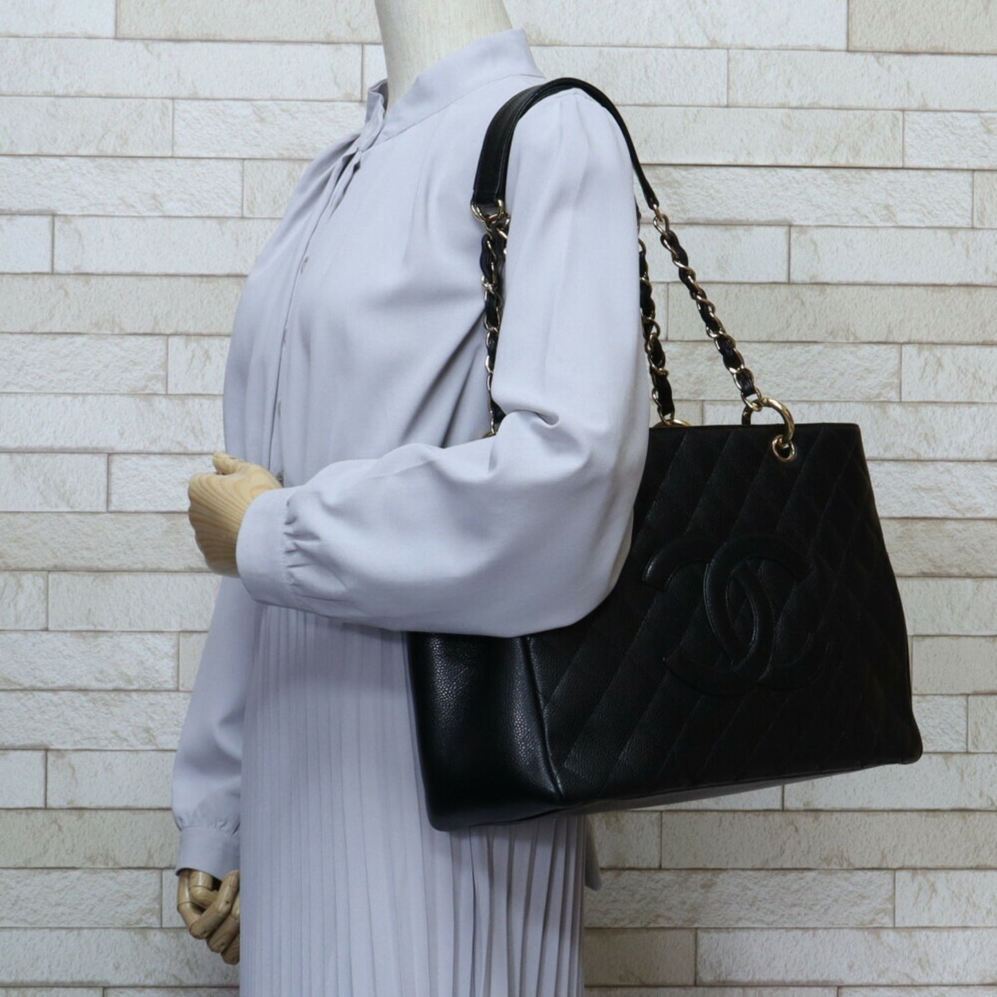 Luxury Chanel chain shoulder bag caviar skin black ladies