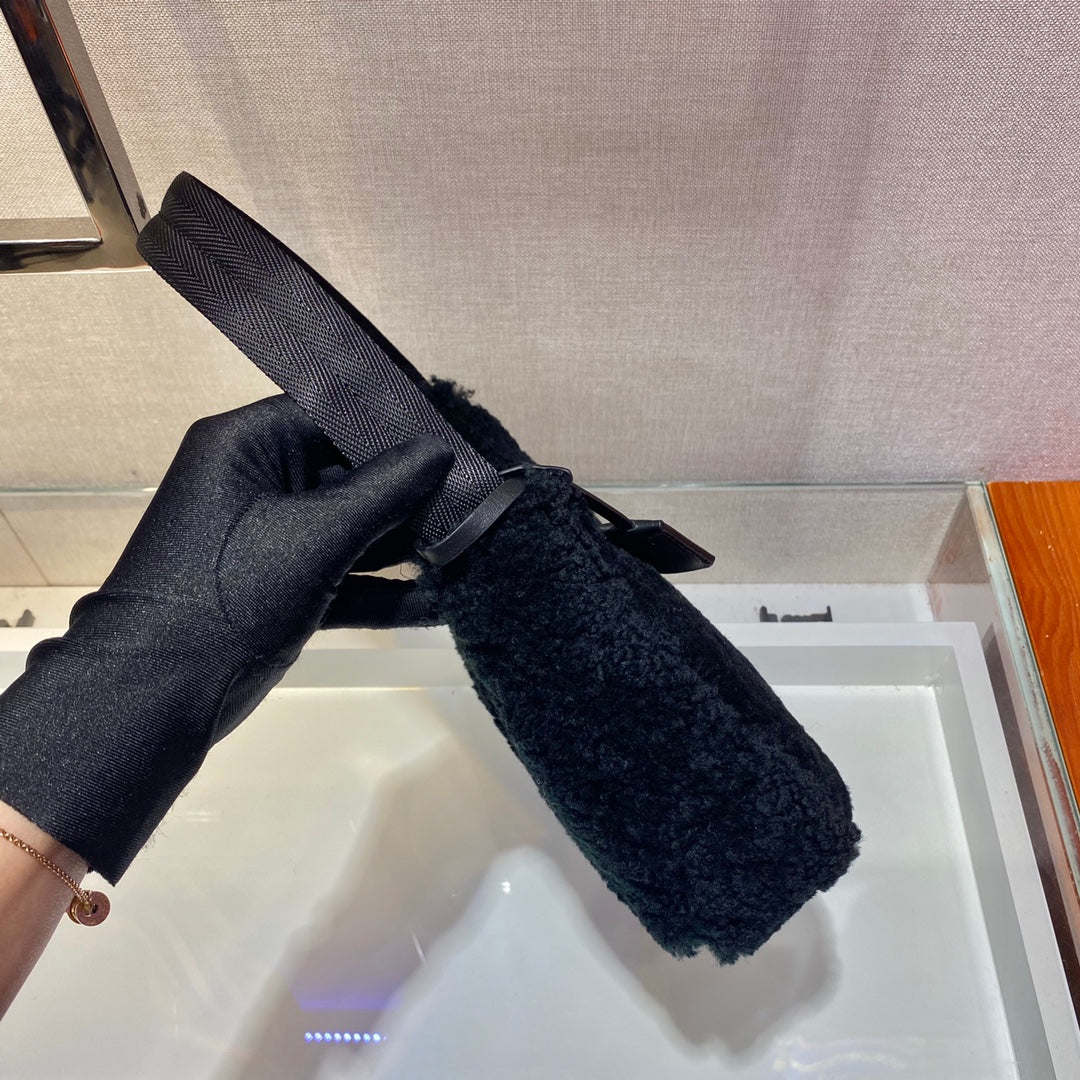 Luxury PradaHOBO BAG 23 IN BLACK SHEARLING