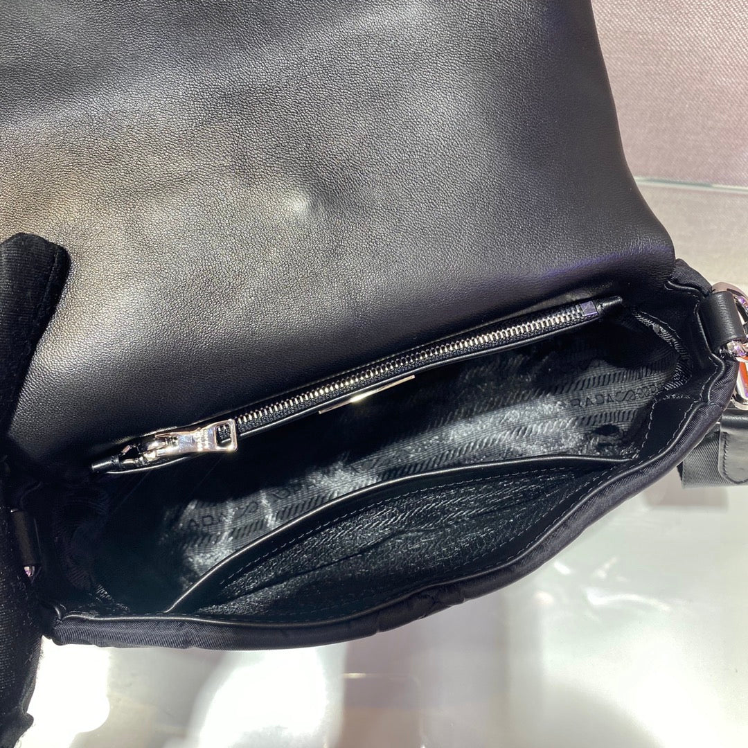 Luxury PradaSMALL FLAP BAG 21 IN BLACK TRIANGULAR QUILTED PATTERN RE-NYLON