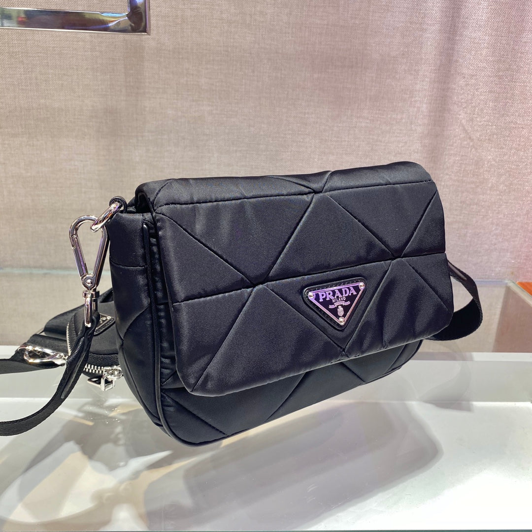 Luxury PradaSMALL FLAP BAG 21 IN BLACK TRIANGULAR QUILTED PATTERN RE-NYLON