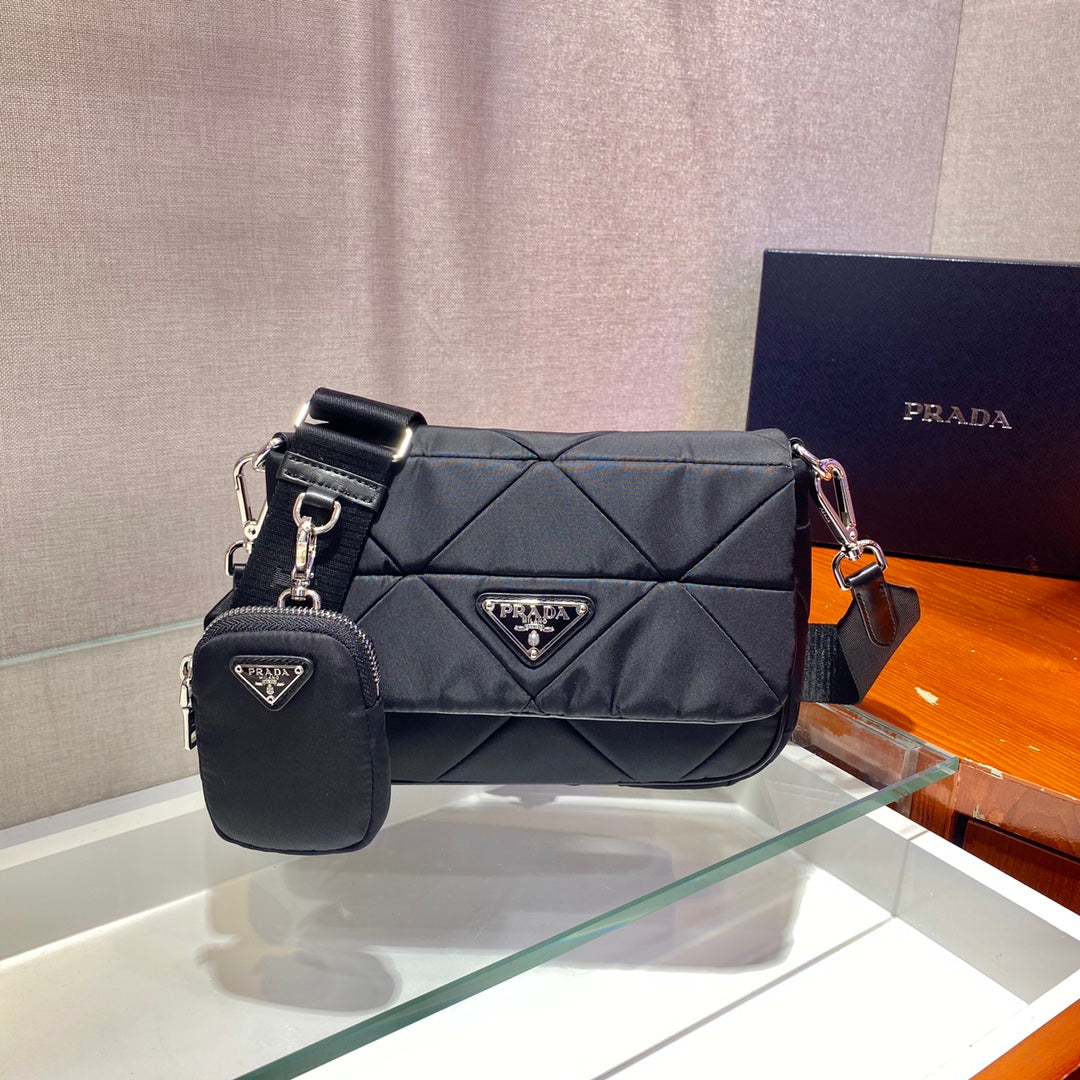 Luxury PradaSMALL FLAP BAG 21 IN BLACK TRIANGULAR QUILTED PATTERN RE-NYLON